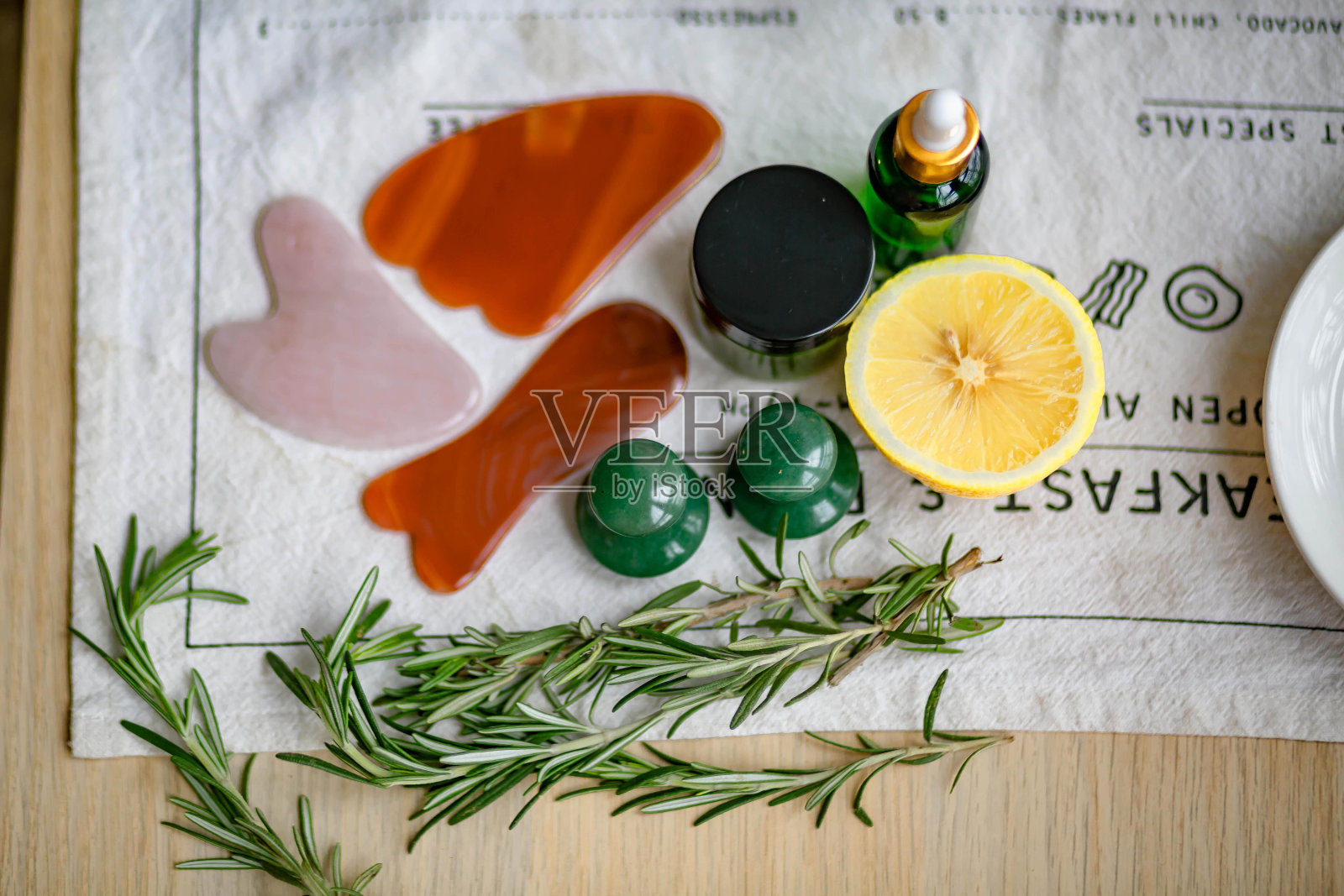 内部面霜的动作捕捉。装面霜的罐子。奶油分配器在内部照片摄影图片