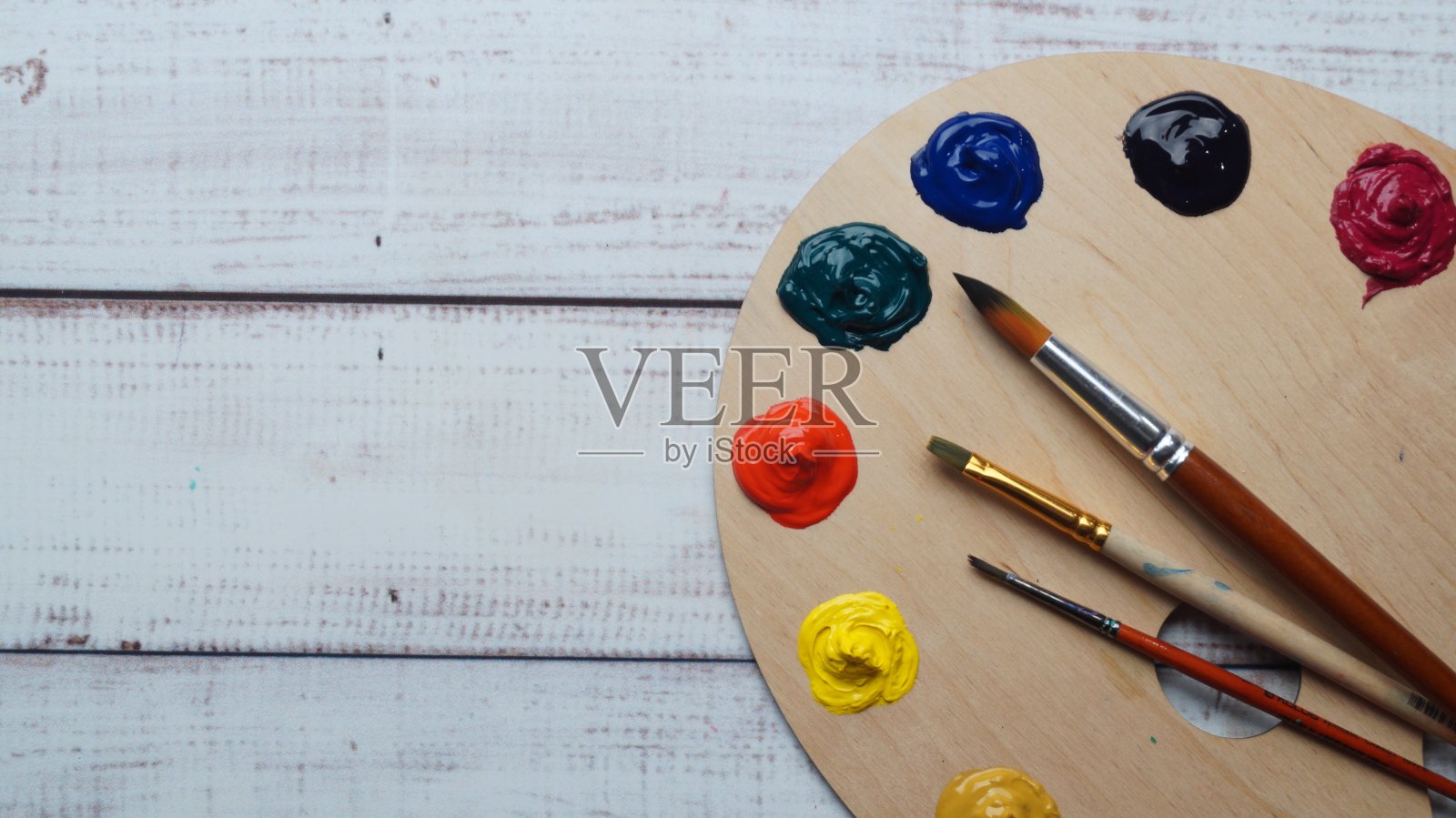 艺术家的调色板与样品的彩色油漆和刷子在白色木桌,俯视图。文本空间照片摄影图片