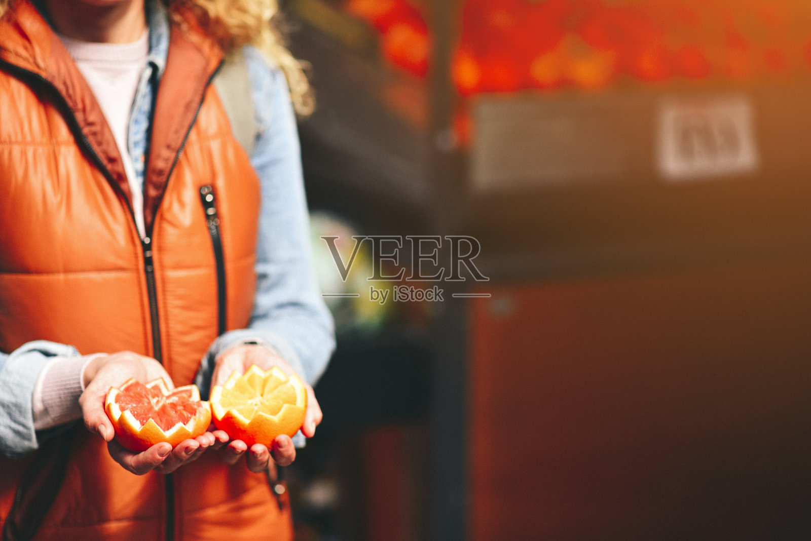 很多血橙,有的切成两半照片摄影图片
