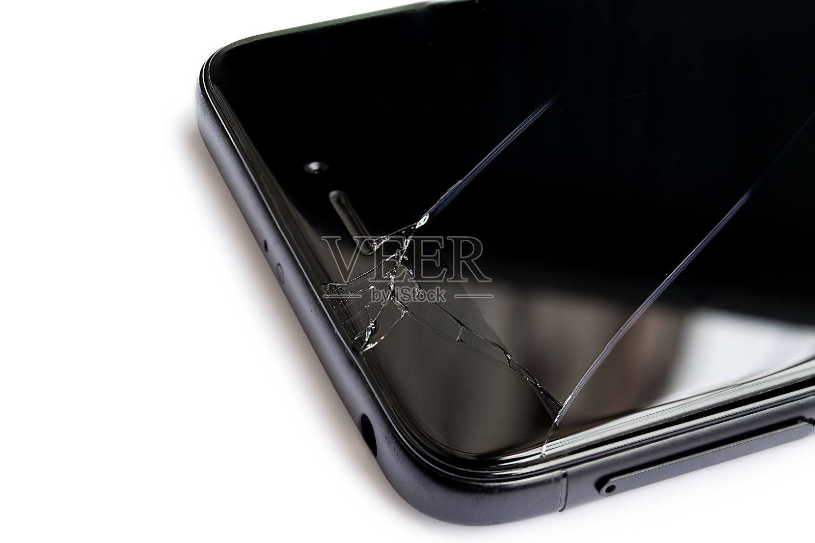 一个智能手机的特写,显示屏坏了,孤立在白色的背景上照片摄影图片