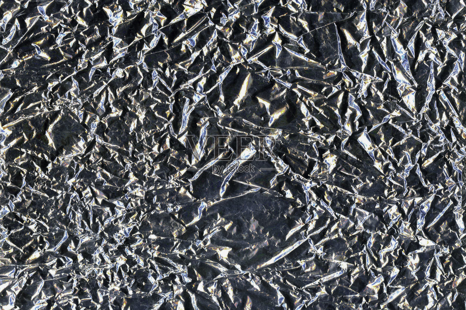 银皱铝箔平背景和质感。闪亮的表面。照片摄影图片