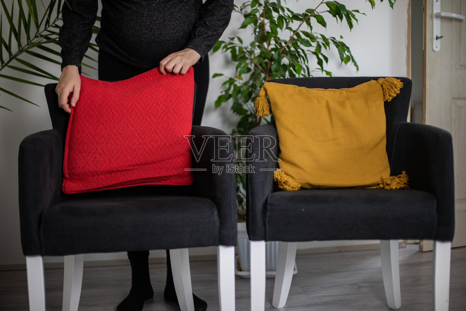 年轻女子正在打扫她的家。照片摄影图片