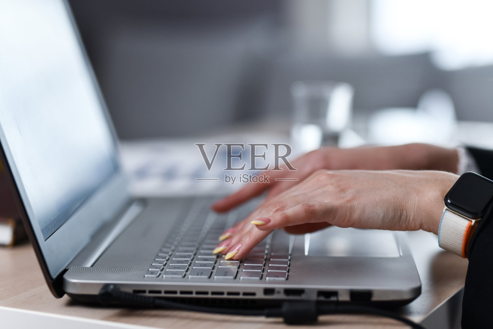 女程序员在笔记本电脑上输入代码的侧视图照片摄影图片