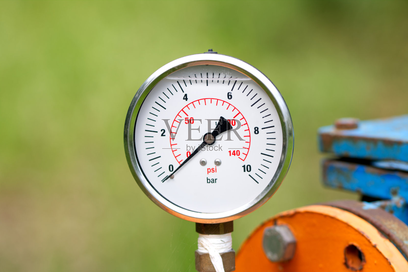 测量水压的压力计的近景。工业厂房的管道和阀门。照片摄影图片