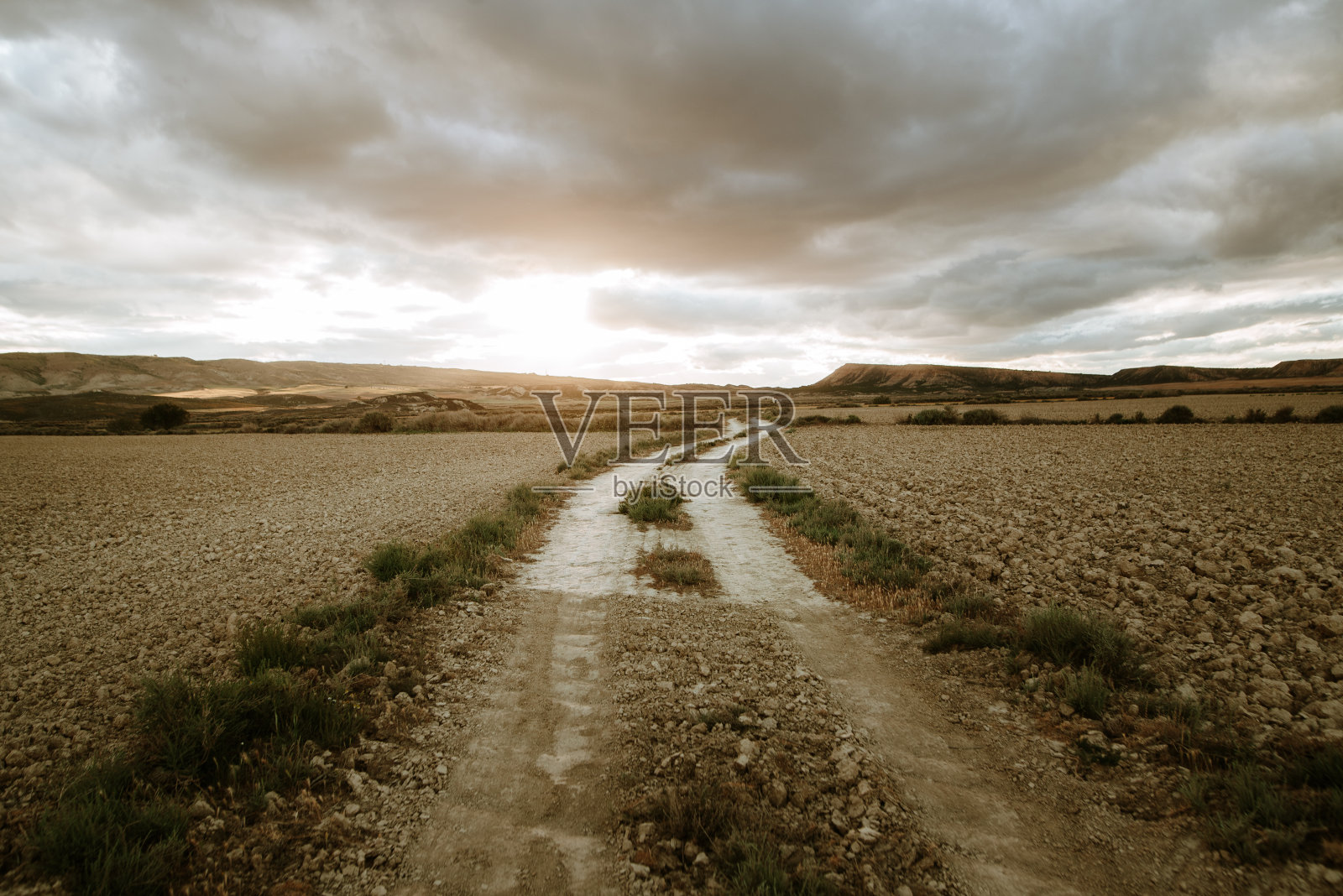 日落时的土路照片摄影图片