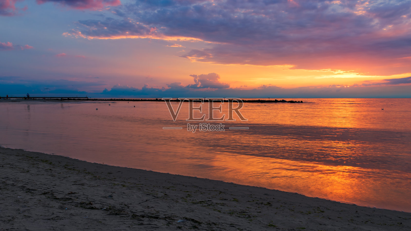 波罗的海美丽的日落。海防波堤。Darlowo、波兰照片摄影图片