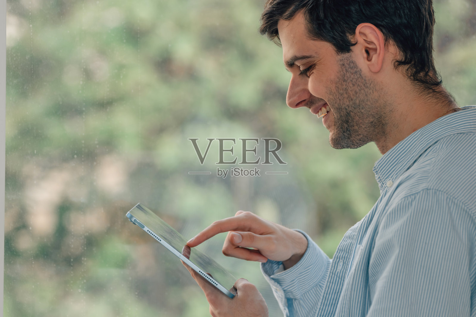 自由职业者在家里或办公室用数码平板电脑照片摄影图片