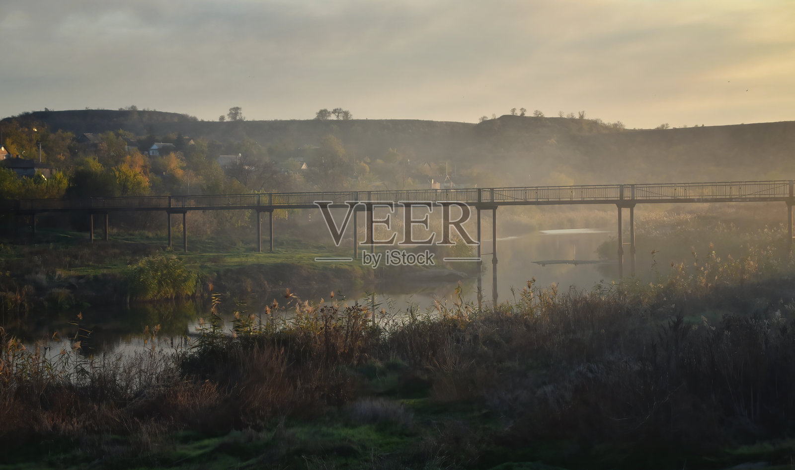 大自然,清晨在雾中过桥过河。有选择性的重点照片摄影图片