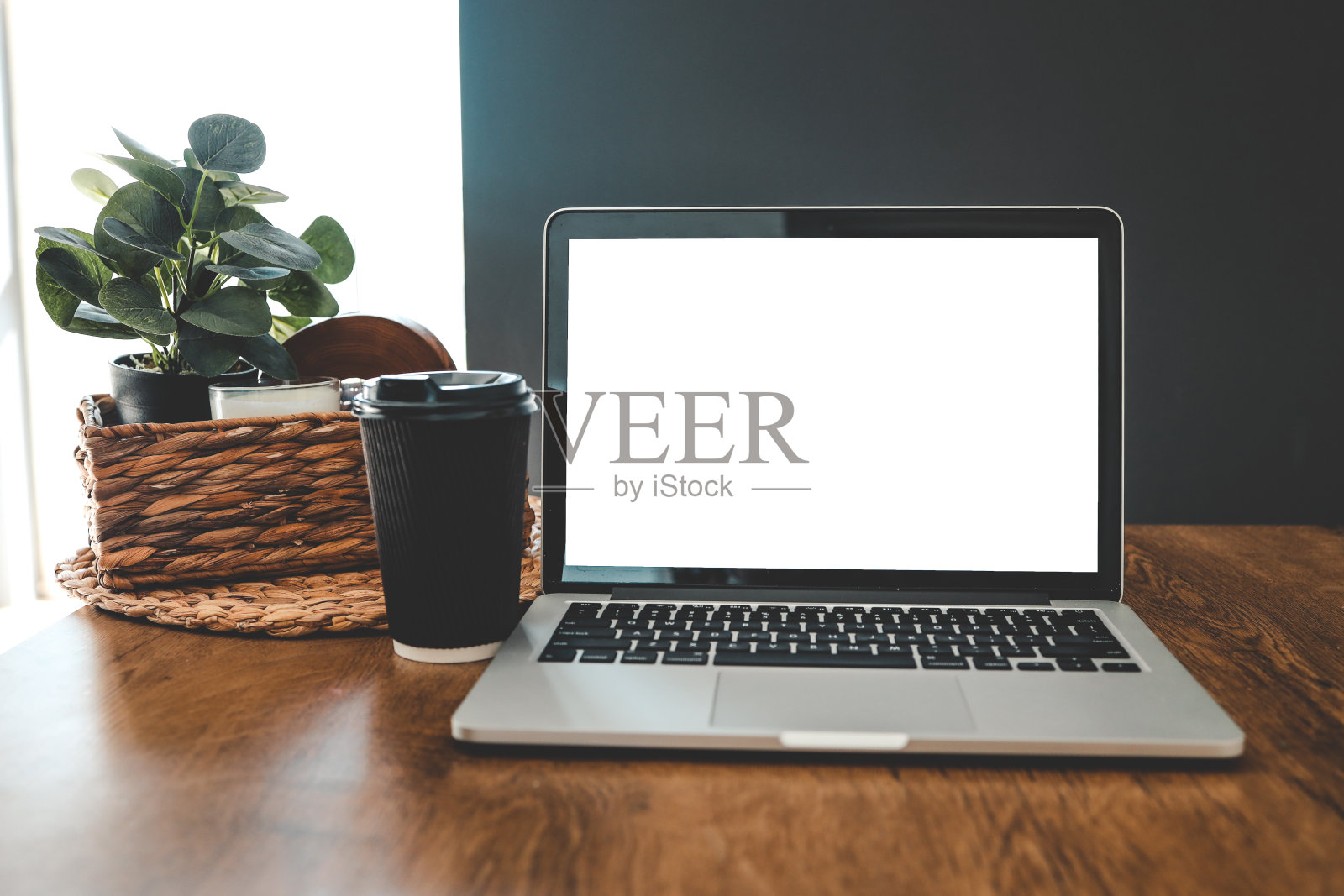 在家庭工作环境中带隔离屏幕的笔记本电脑照片摄影图片