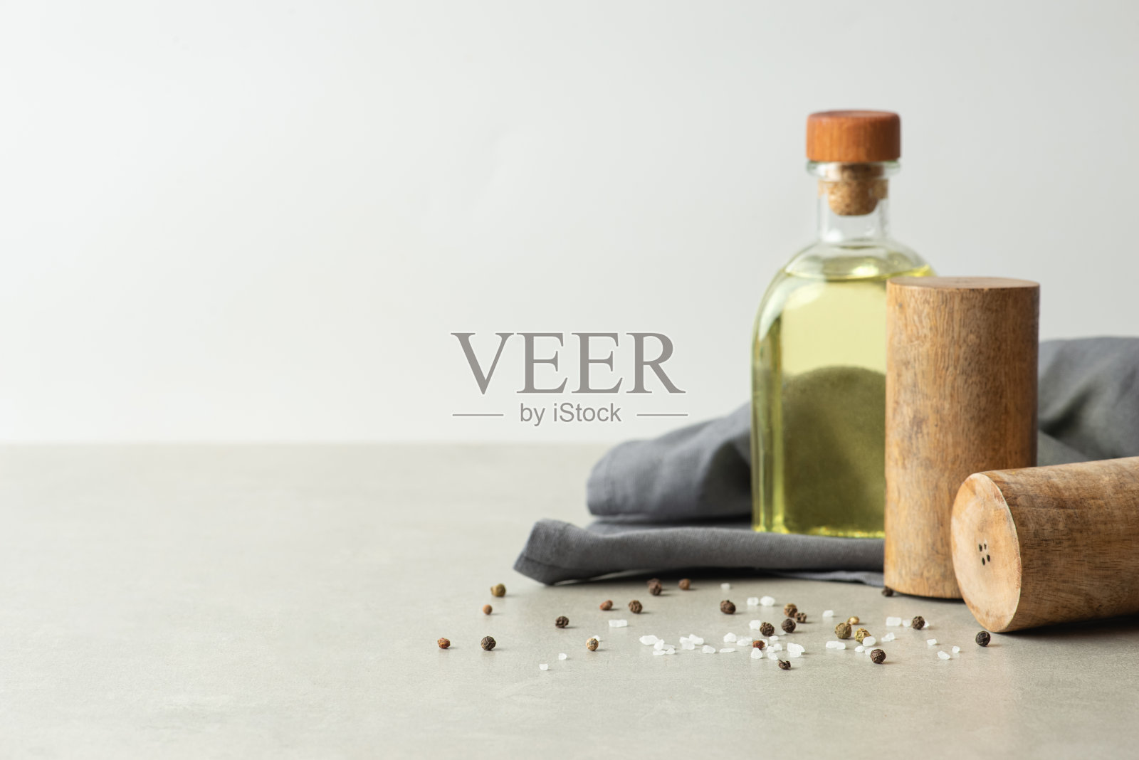 烹饪背景与植物油,香料和毛巾。灰色的墙和桌子照片摄影图片