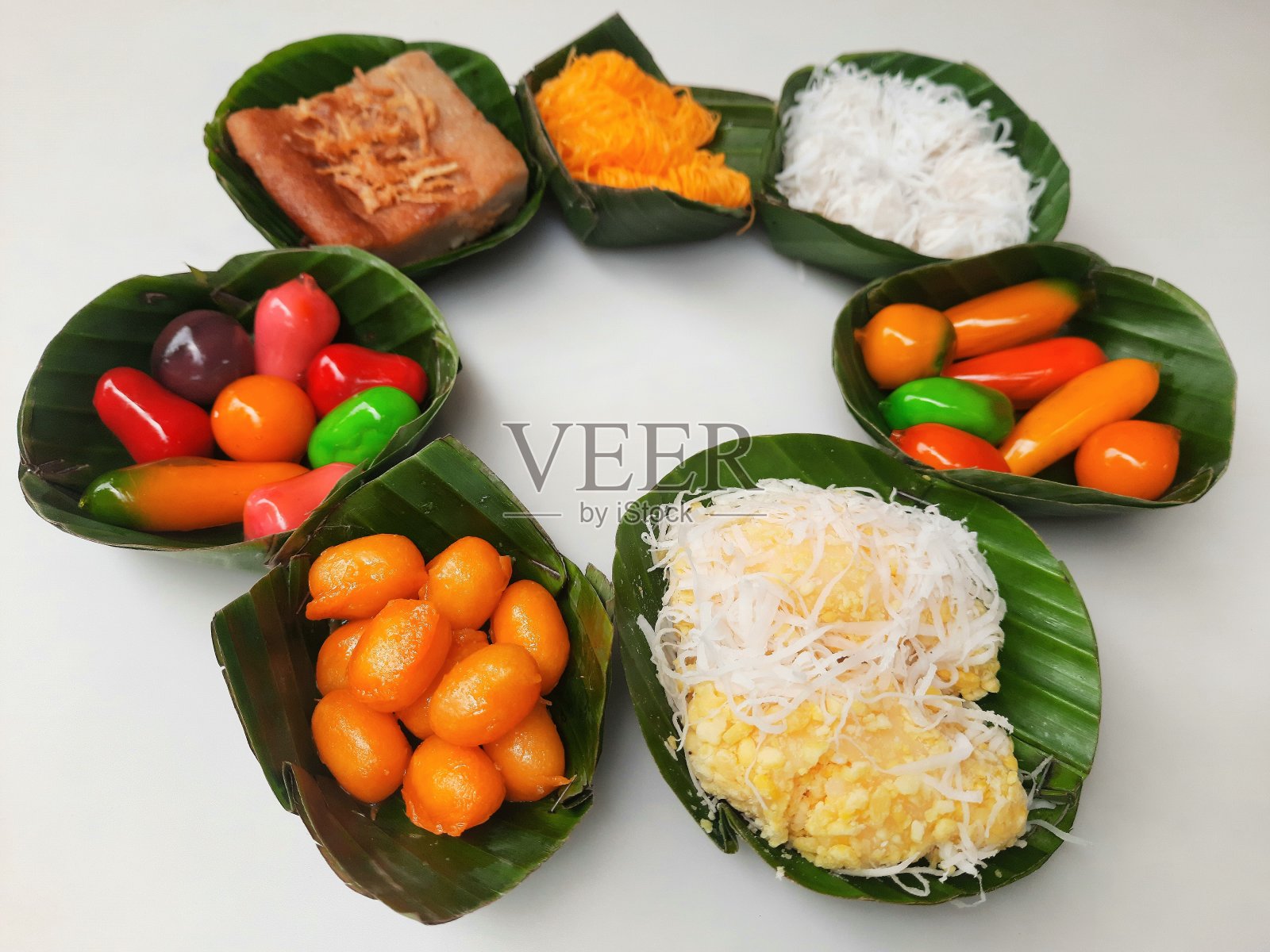 什锦泰式甜点-白色背景。照片摄影图片