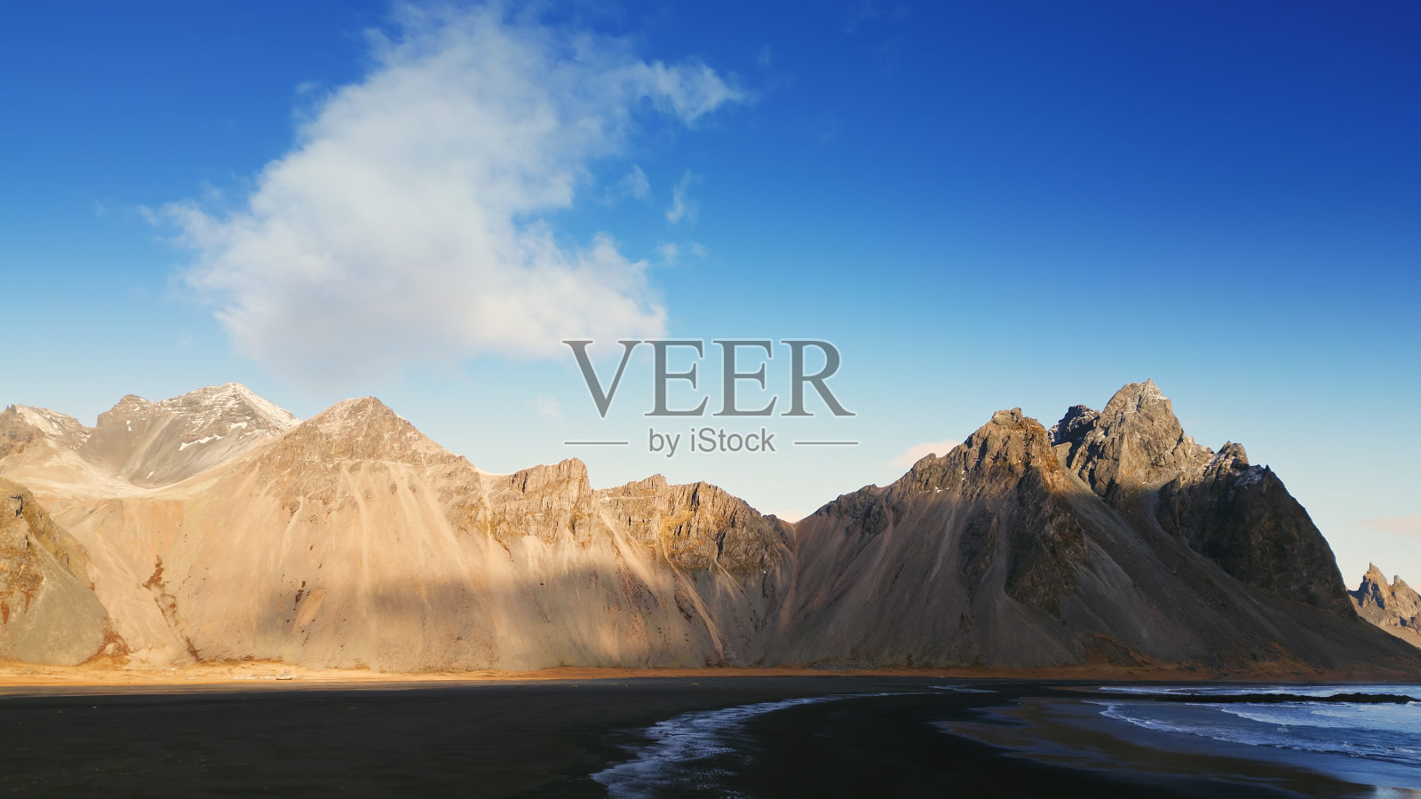 无人机拍摄的vestrahorn山脉照片摄影图片