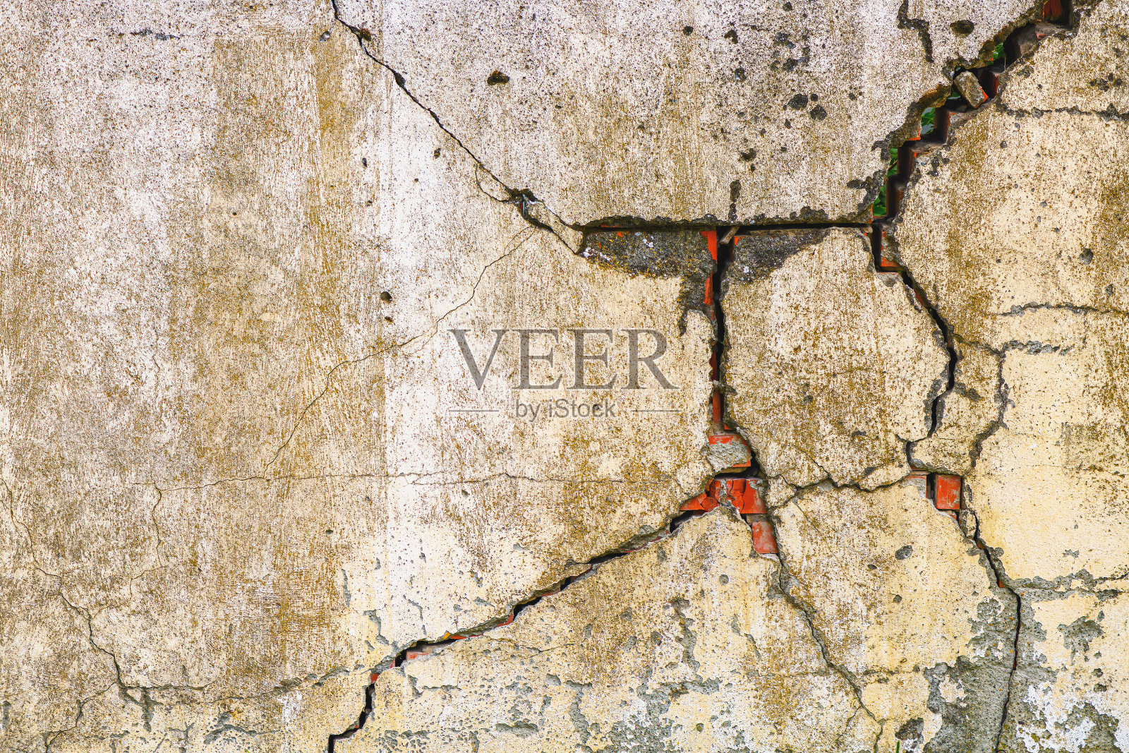 一座被毁坏的建筑物的旧的破损的裂缝墙照片摄影图片