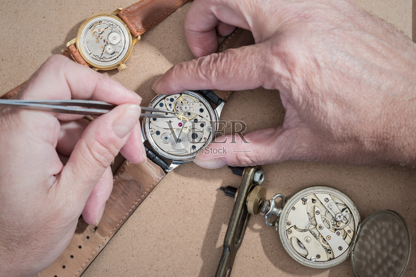 永恒的精度:一个钟表匠的艺术在行动照片摄影图片