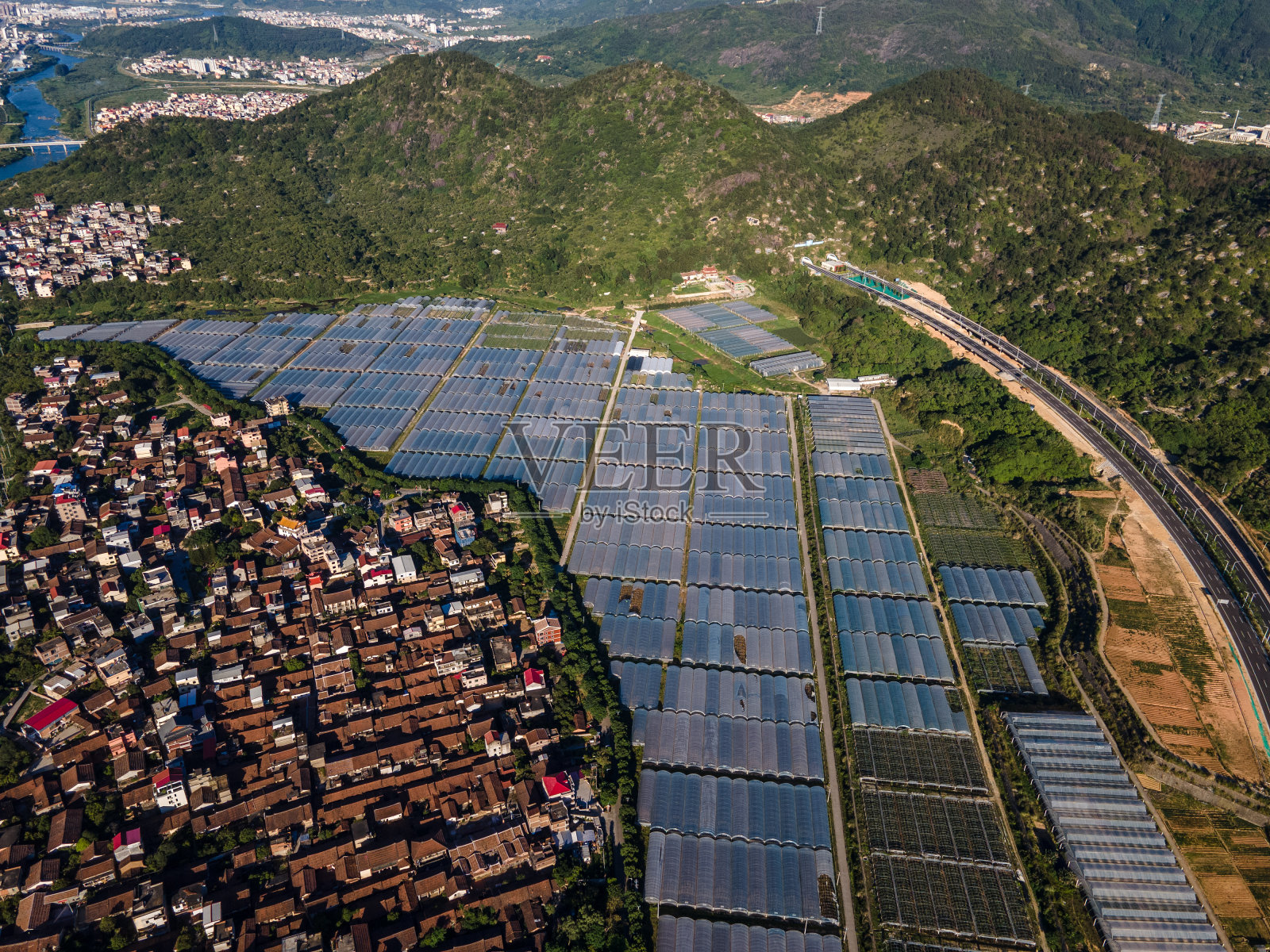 溪边村庄和农业大棚鸟瞰图照片摄影图片