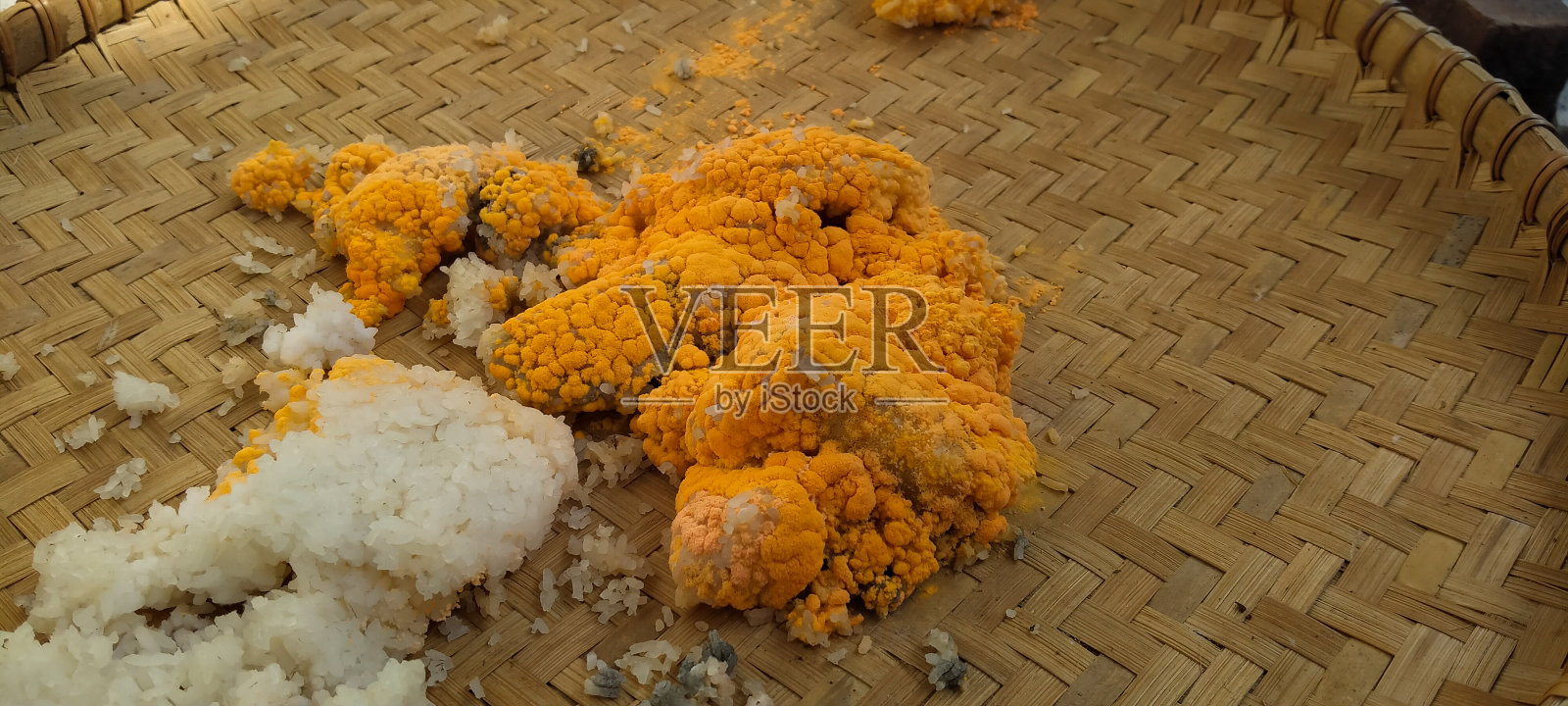 在竹筐里煮米饭发霉了照片摄影图片