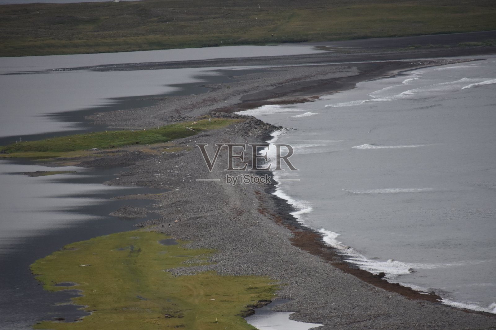 冰岛峡湾的天然石坝照片摄影图片