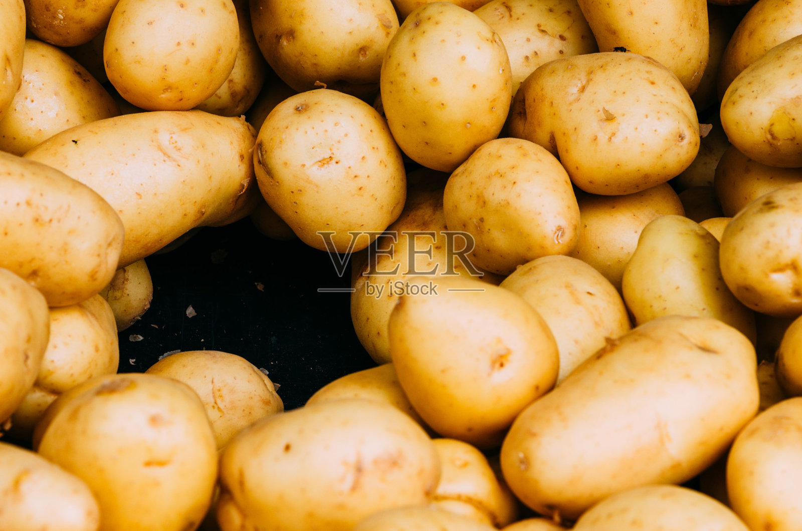 一堆新鲜的黄色土豆的特写镜头照片摄影图片