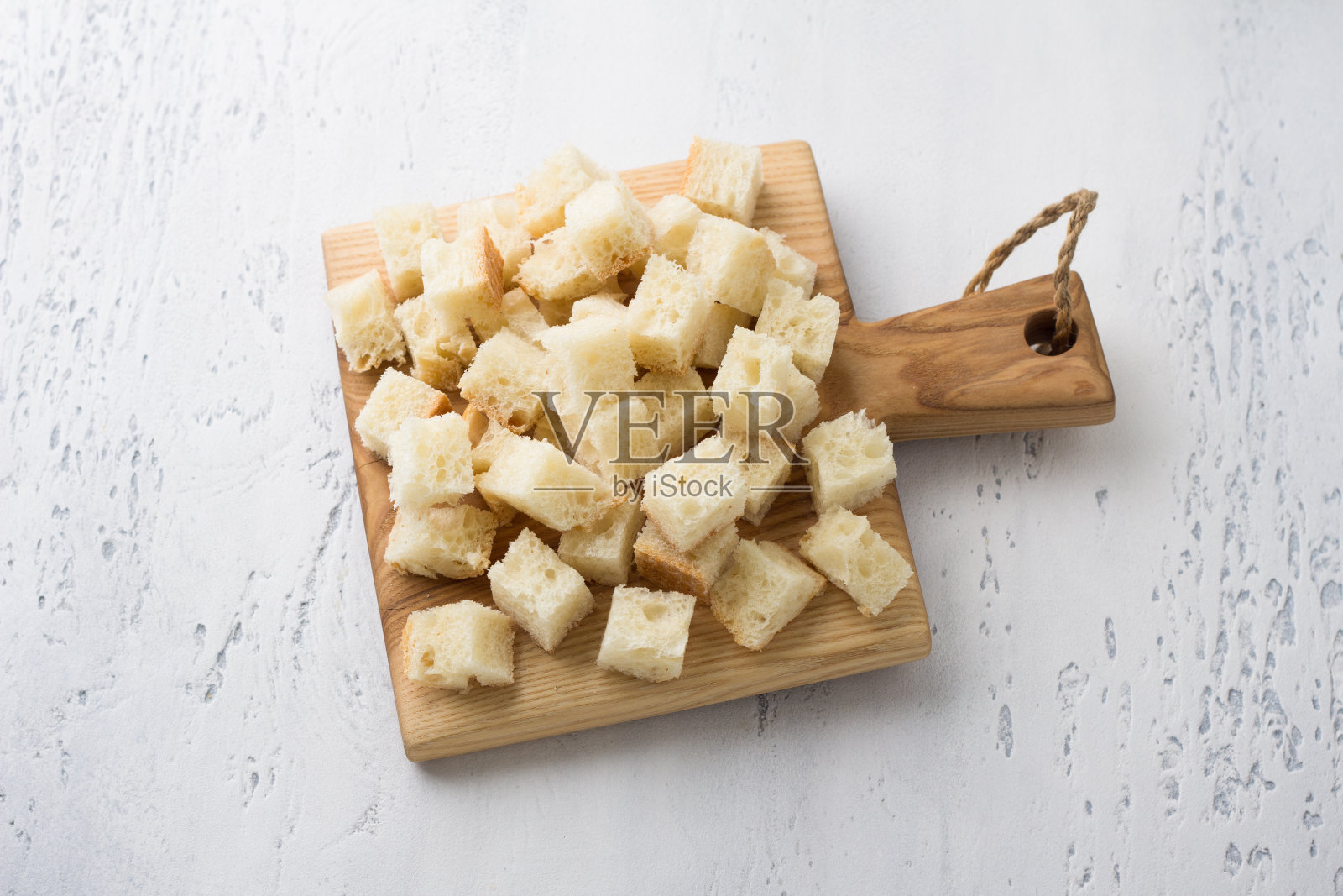 浅蓝色桌面上的面包丁木板俯视图照片摄影图片