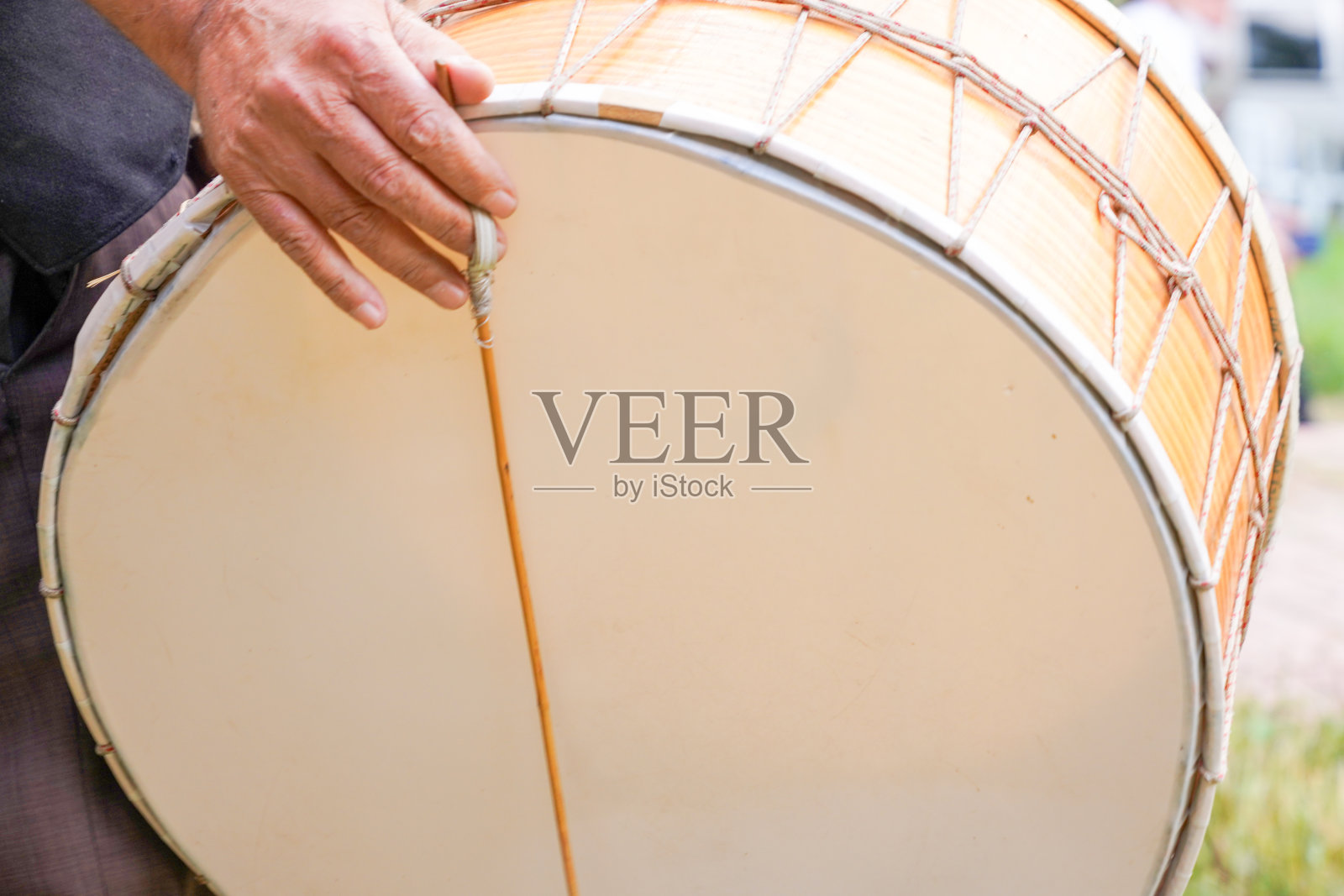 村庄的鼓手照片摄影图片