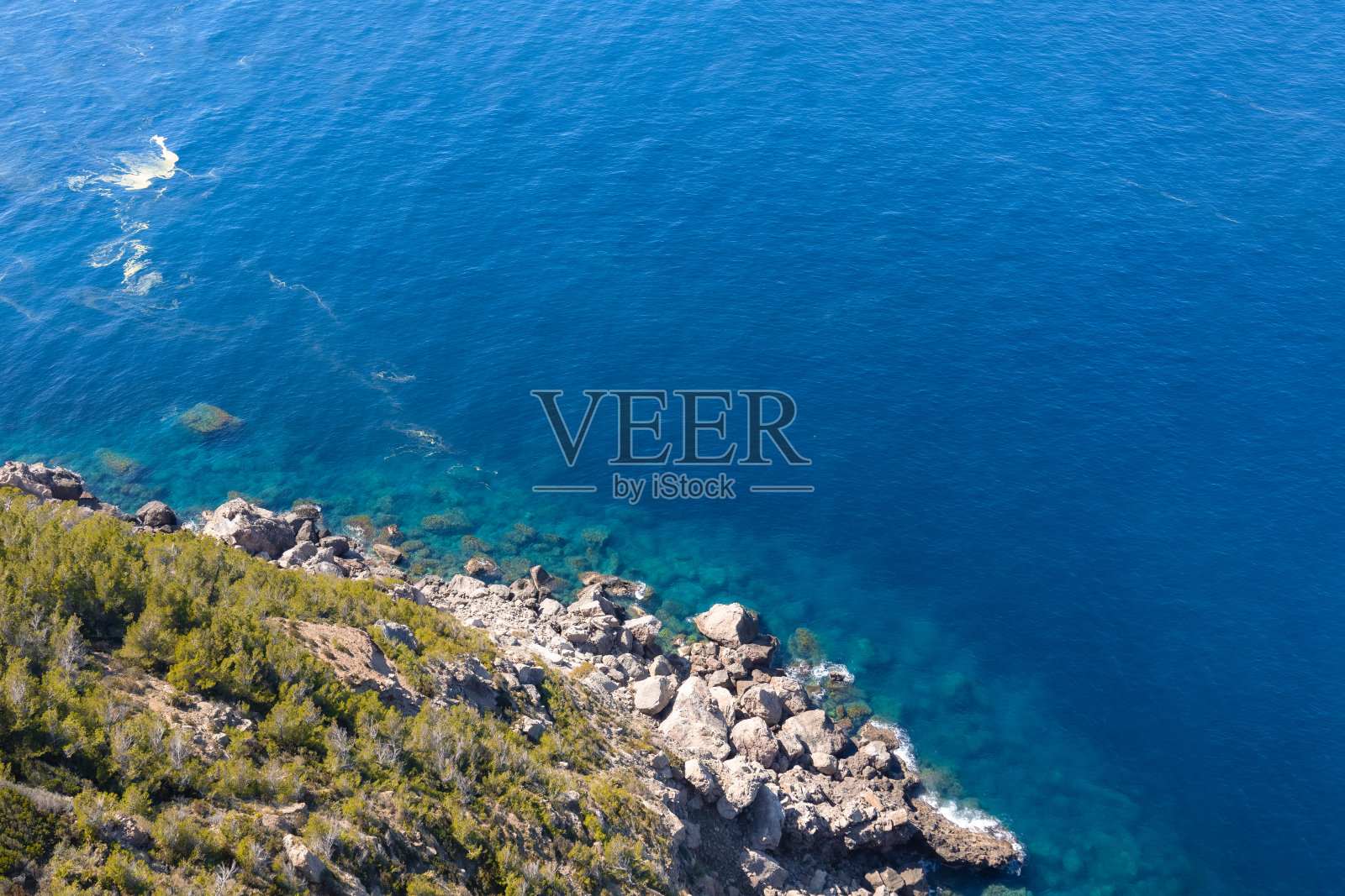 悬崖和大海的鸟瞰,蓝色的复制空间,度假概念,清澈的水照片摄影图片