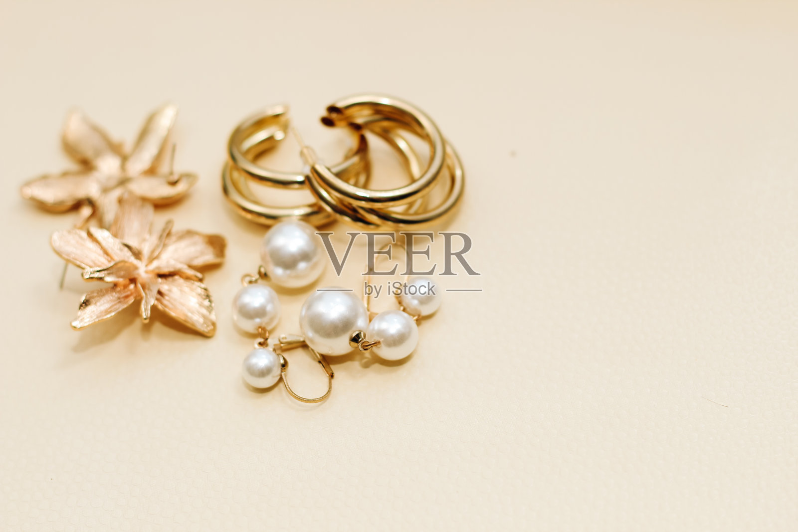 黄金饰品从黄色金属在浅色背景照片摄影图片