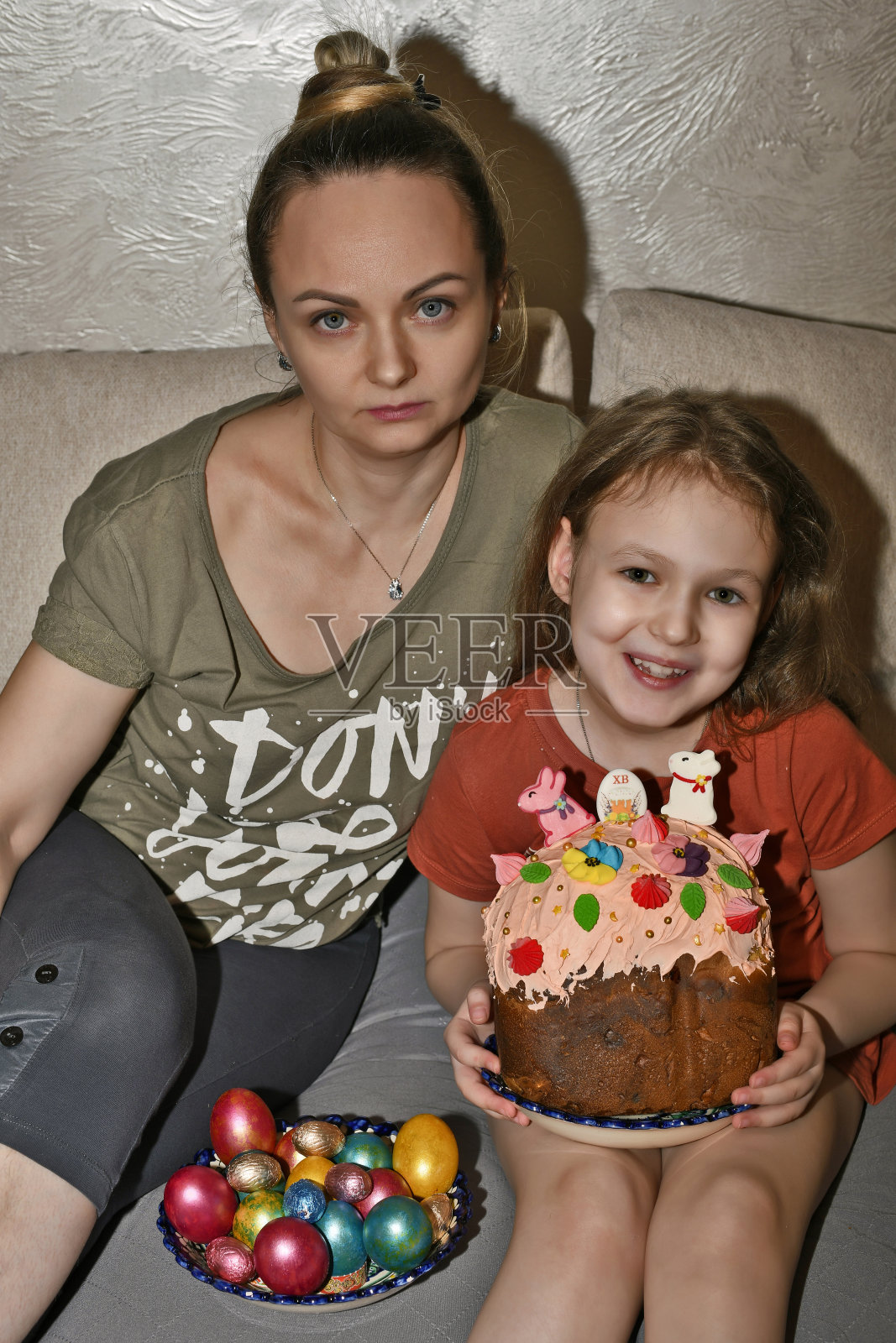 拿着复活节蛋糕的小女孩照片摄影图片