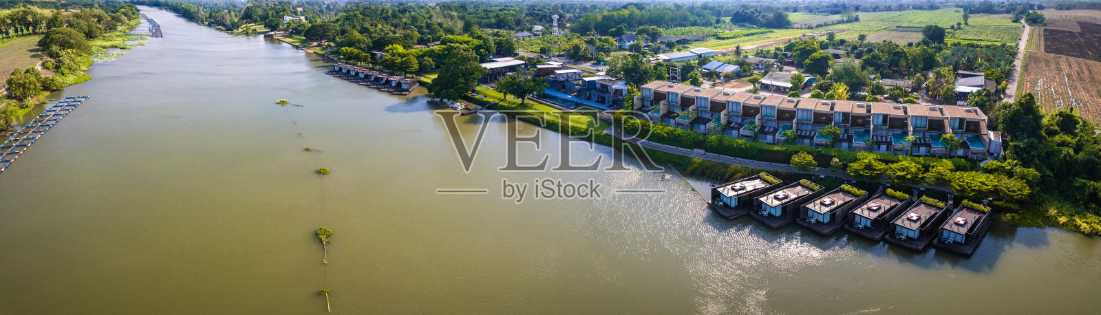 泰国北碧府的桂河和水上房屋鸟瞰图照片摄影图片