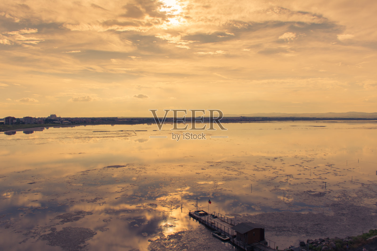 日落时平静大海的美景照片摄影图片