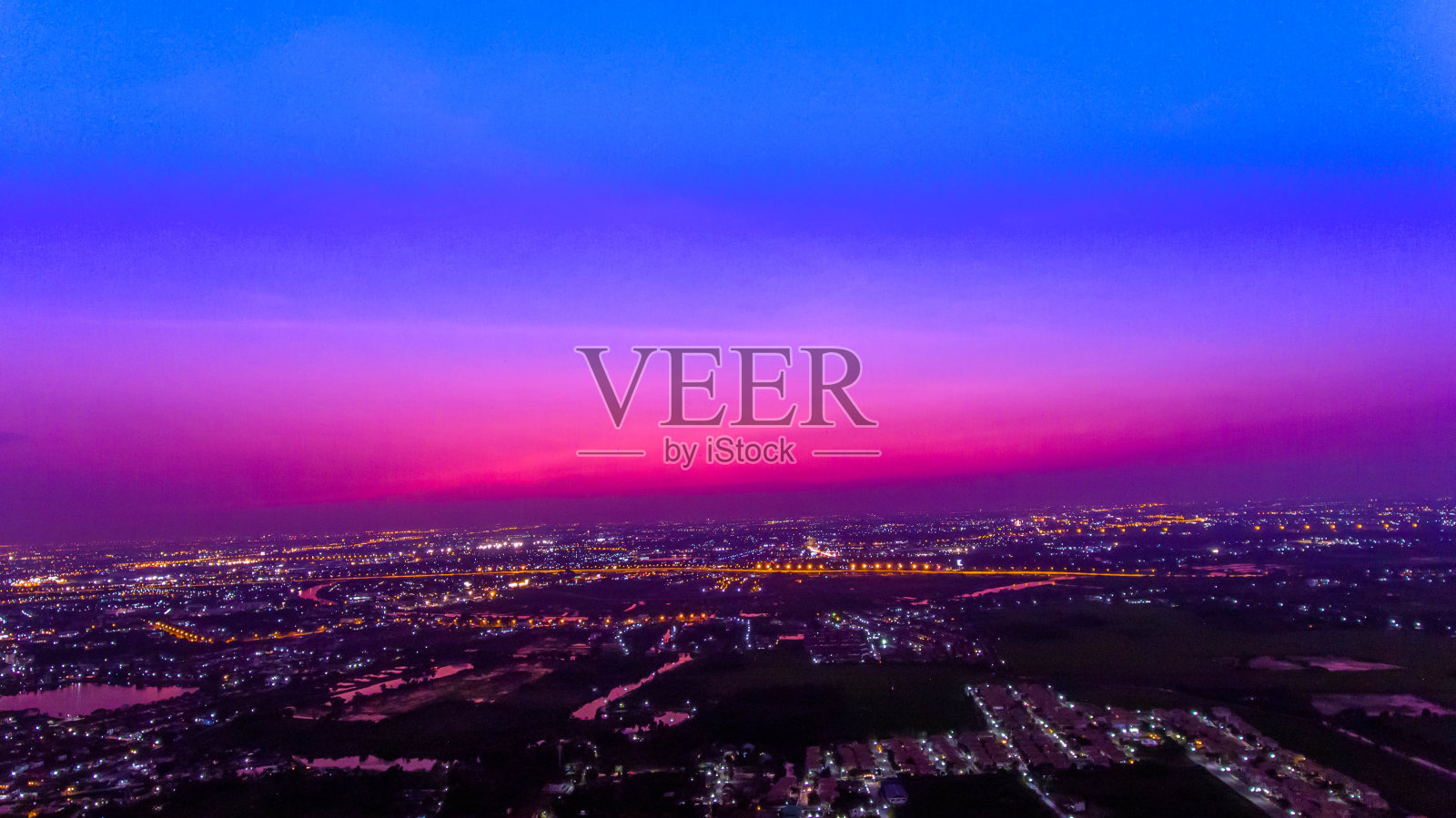 照亮的城市景观对天空的高角度视图照片摄影图片