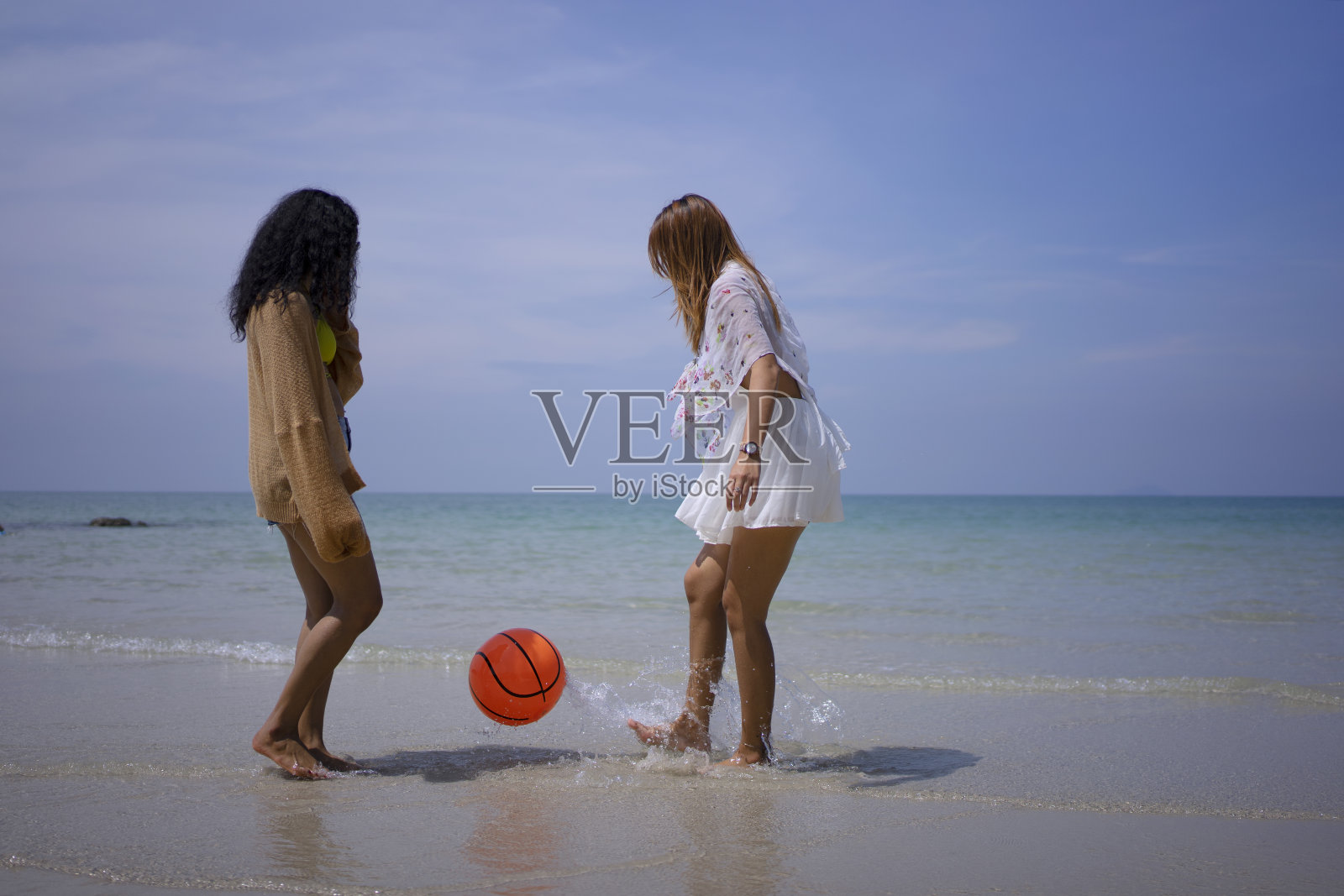 漂亮女性在海滩旅行照片摄影图片