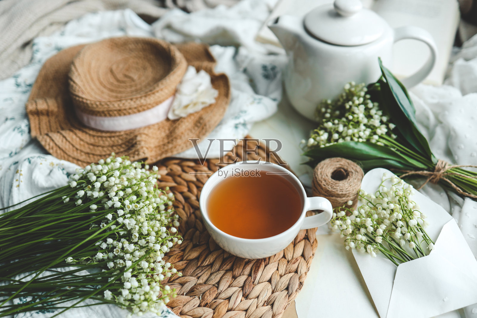 一杯热茶和春天的家室内。早上好概念照片摄影图片
