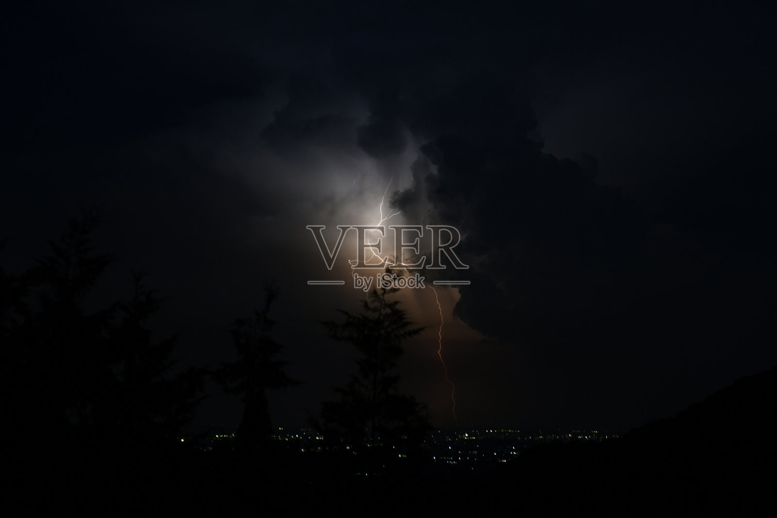 漆黑的夜晚,雷声照片摄影图片