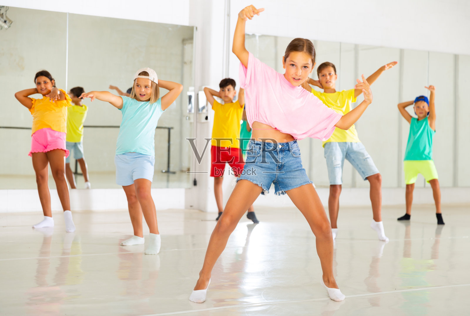 舞蹈工作室-女孩和男孩在舞蹈课照片摄影图片