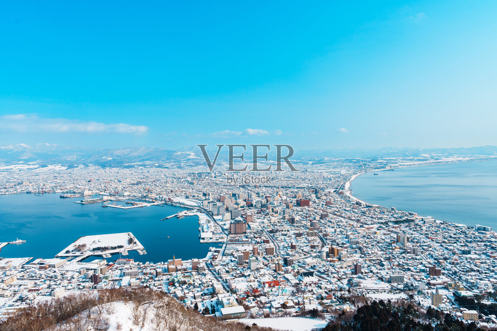 函馆山的美丽风景和城市景观在冬季下雪。它是日本北海道的地标和著名景点。旅游度假概念照片摄影图片