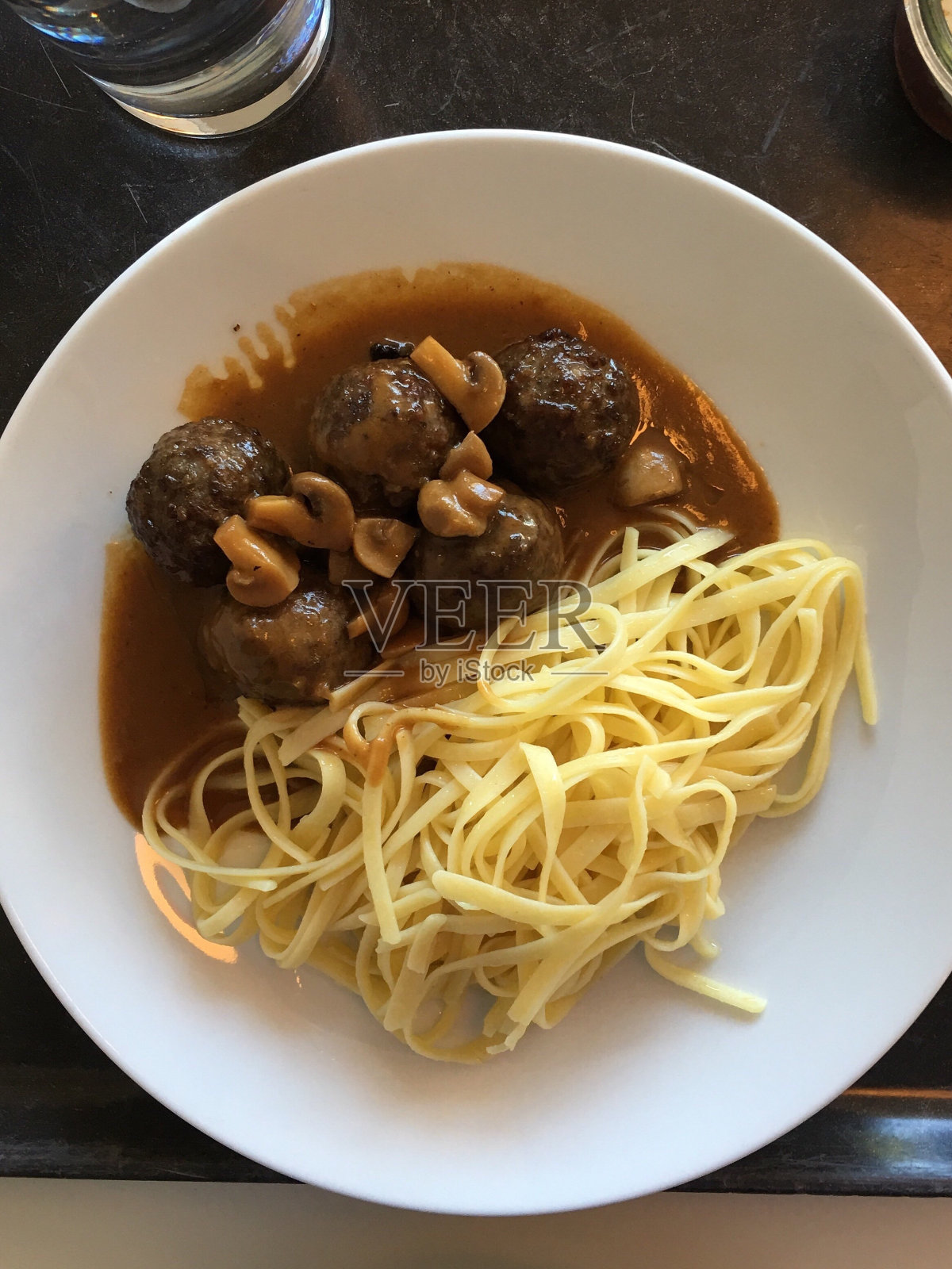 餐桌上的肉丸和意大利面特写照片摄影图片