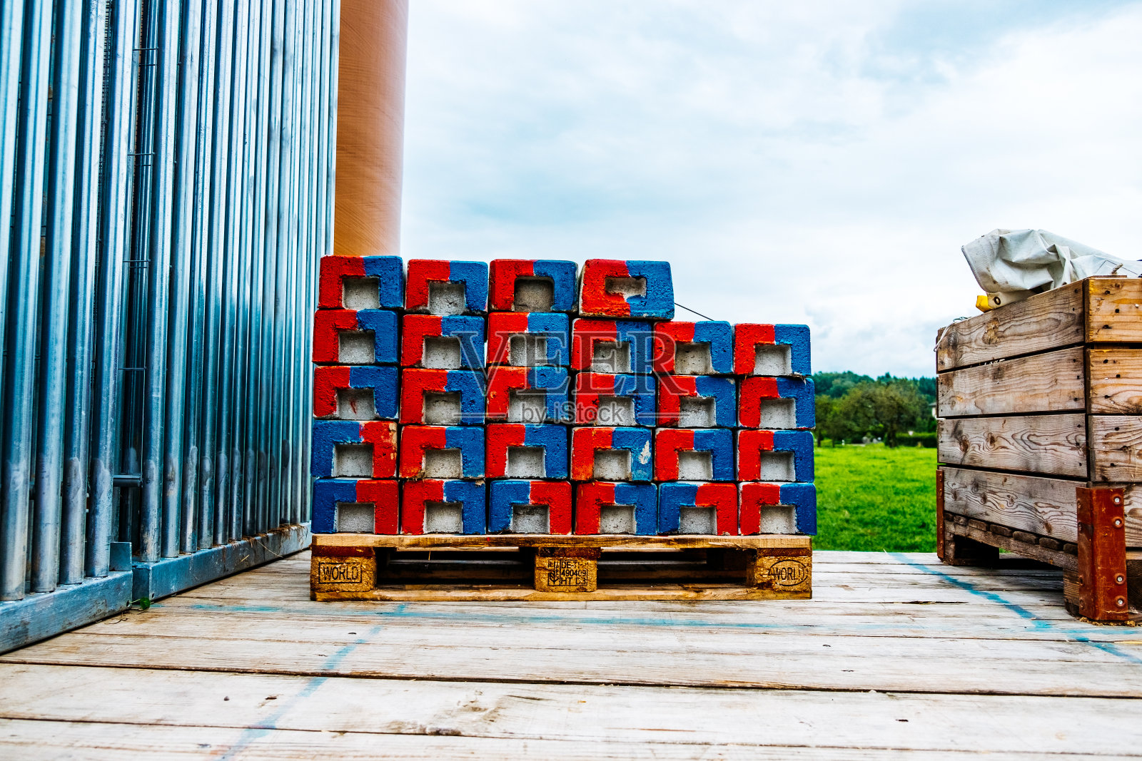 混凝土块在托盘对多云的天空照片摄影图片