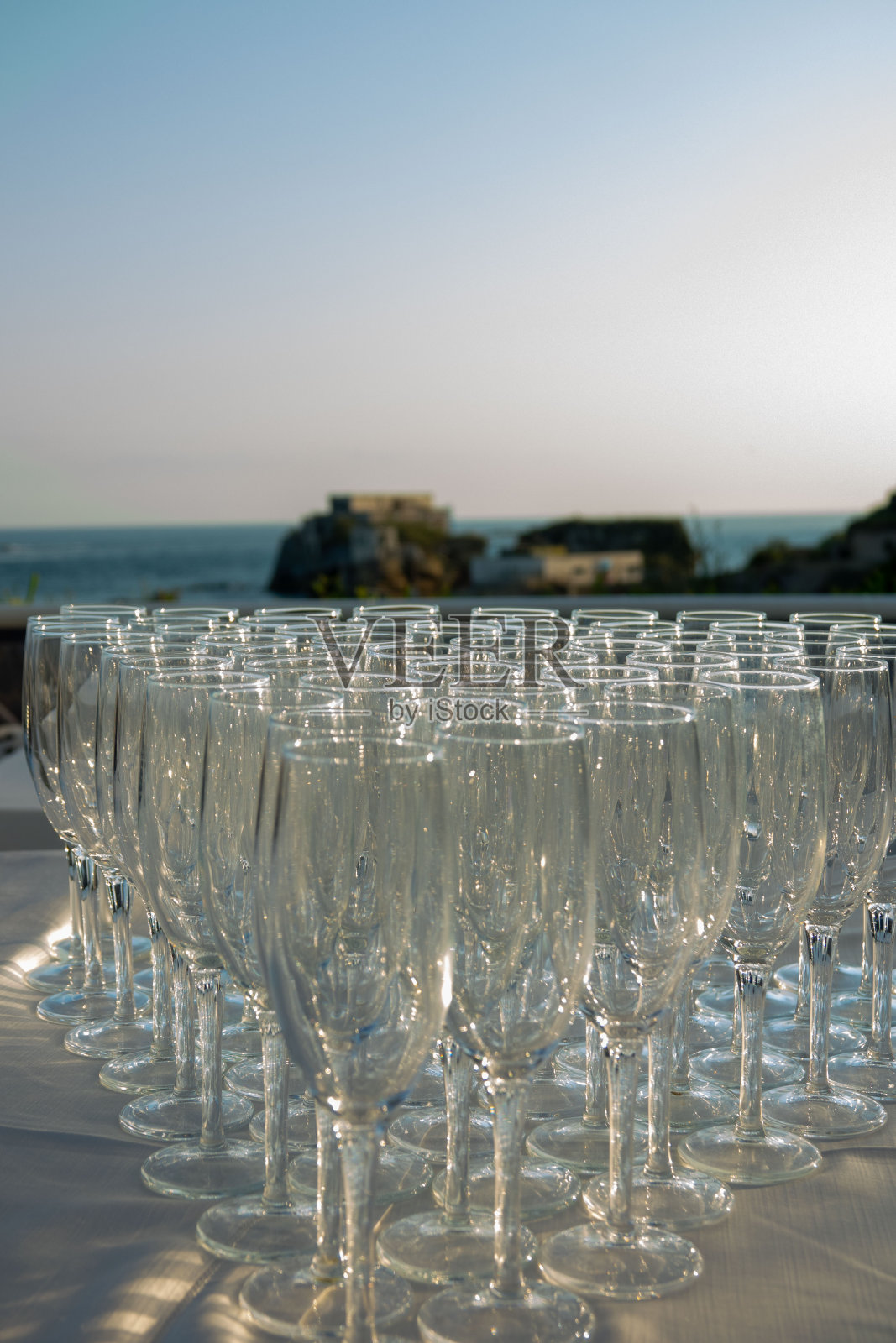 盖奥拉那不勒斯别墅背景上的长笛玻璃照片摄影图片