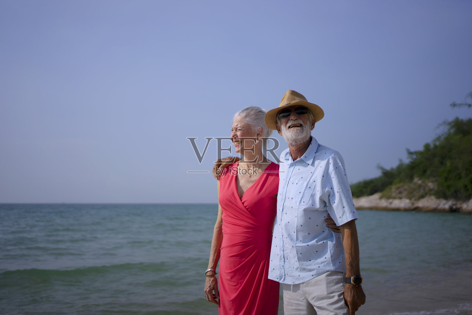 老年夫妇在海滩上闲逛照片摄影图片