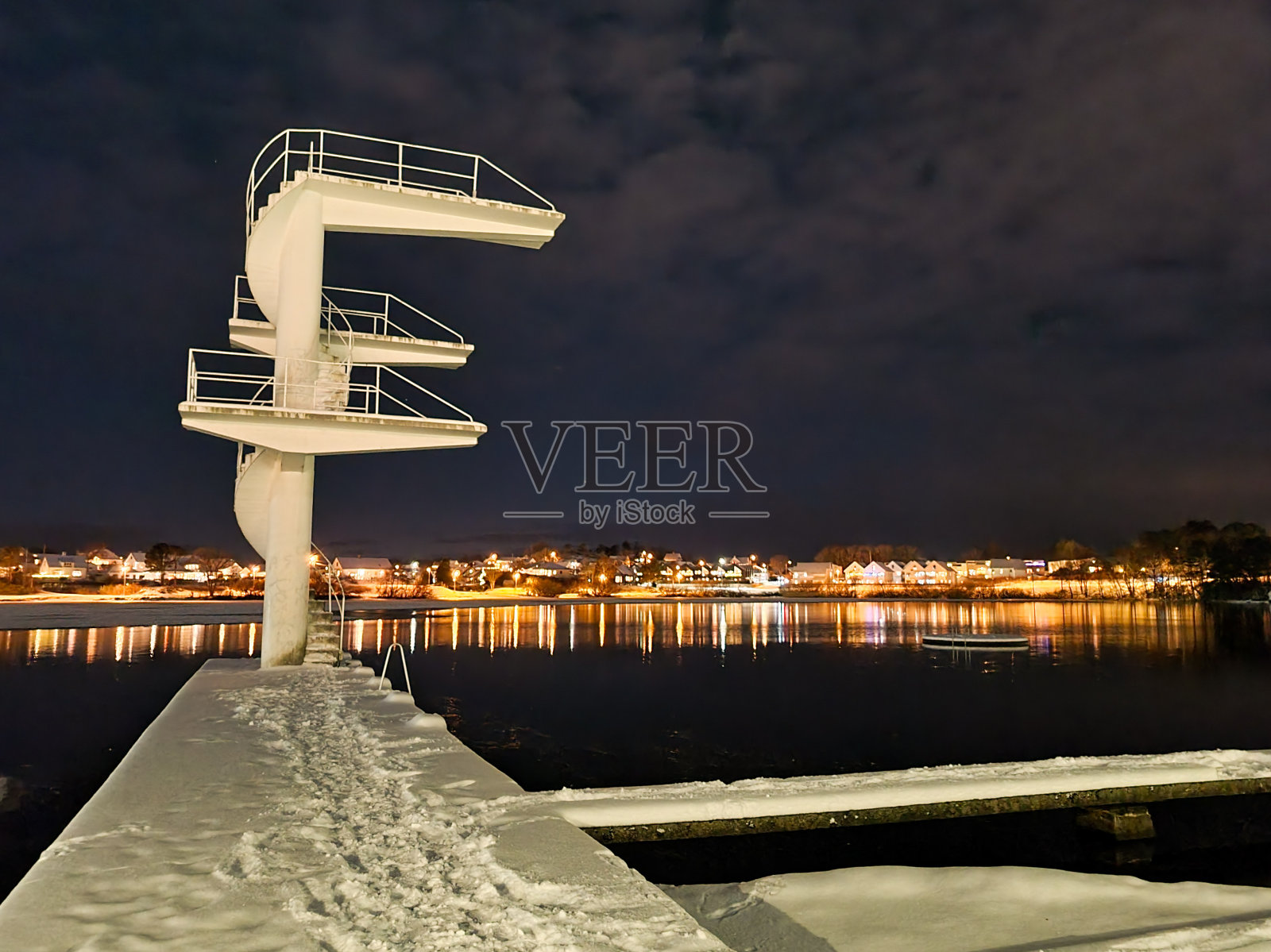 夜幕下的跳塔照片摄影图片