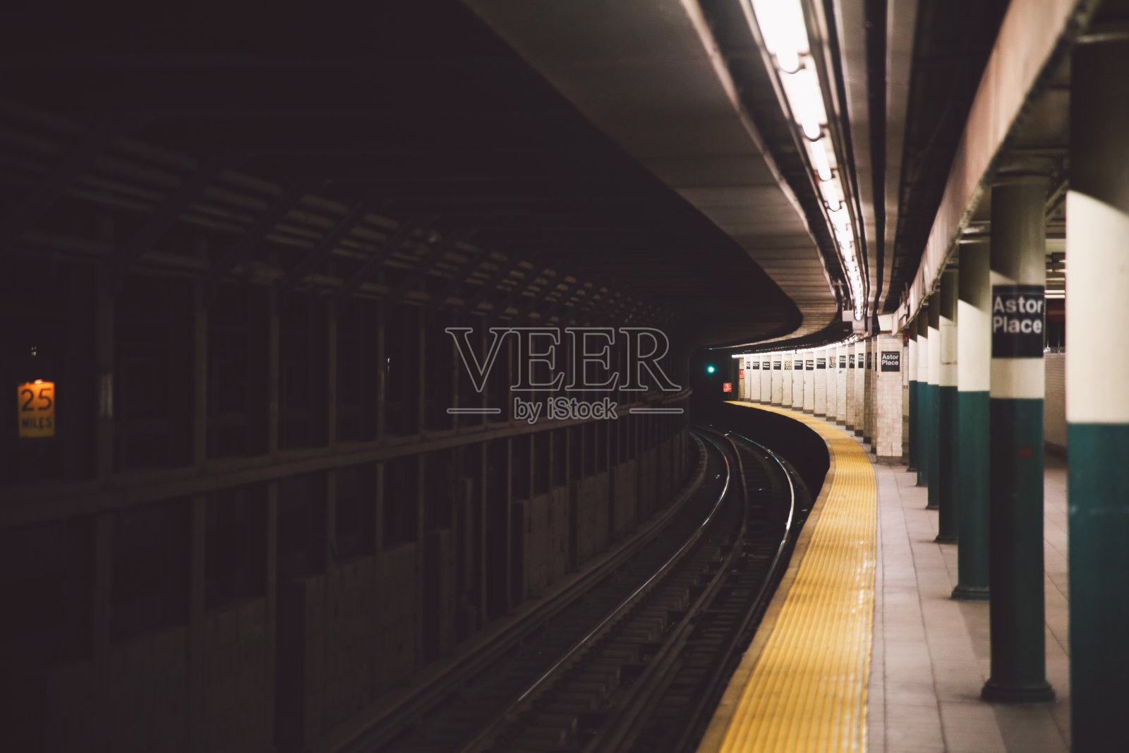 夜间火车站站台的照明照片摄影图片