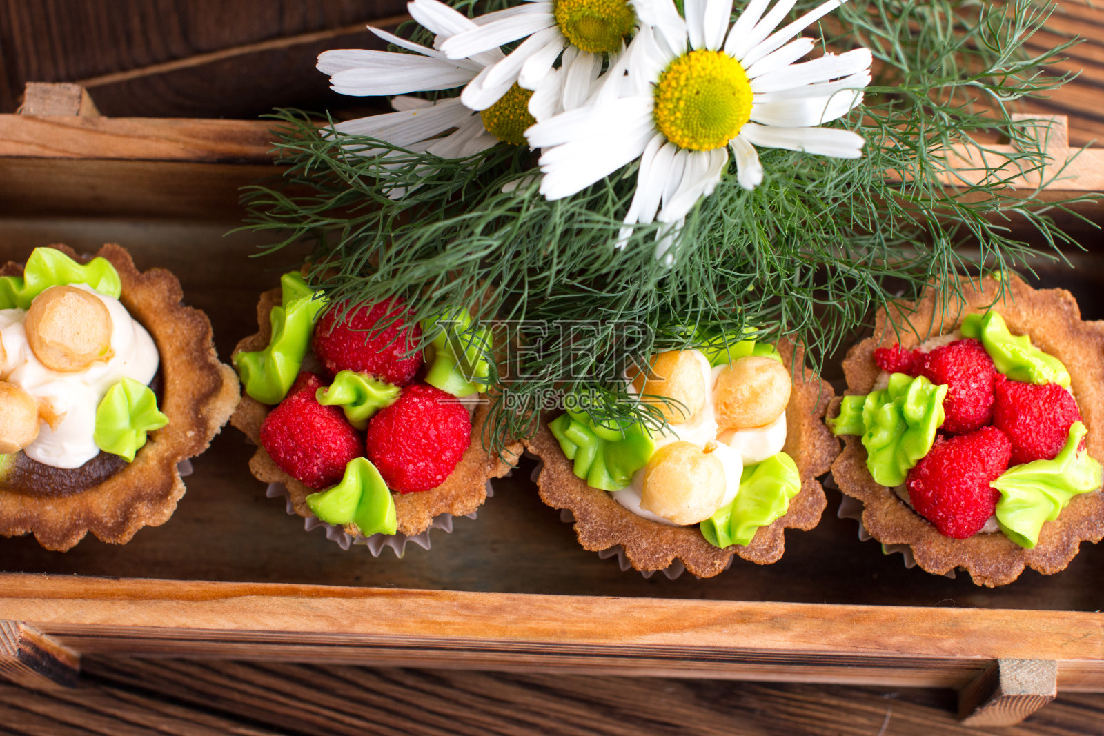 复古风格的甜品陈列在木架子上。乡村糕点店风格照片摄影图片