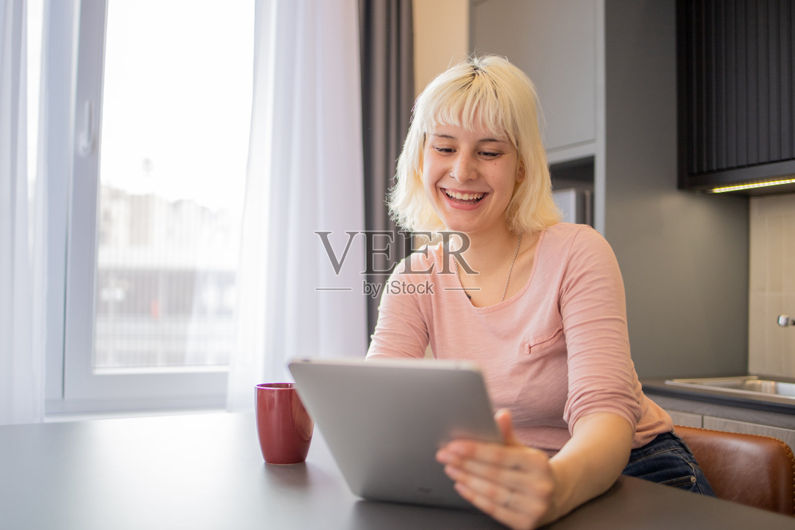 快乐的年轻女子使用数码平板电脑照片摄影图片