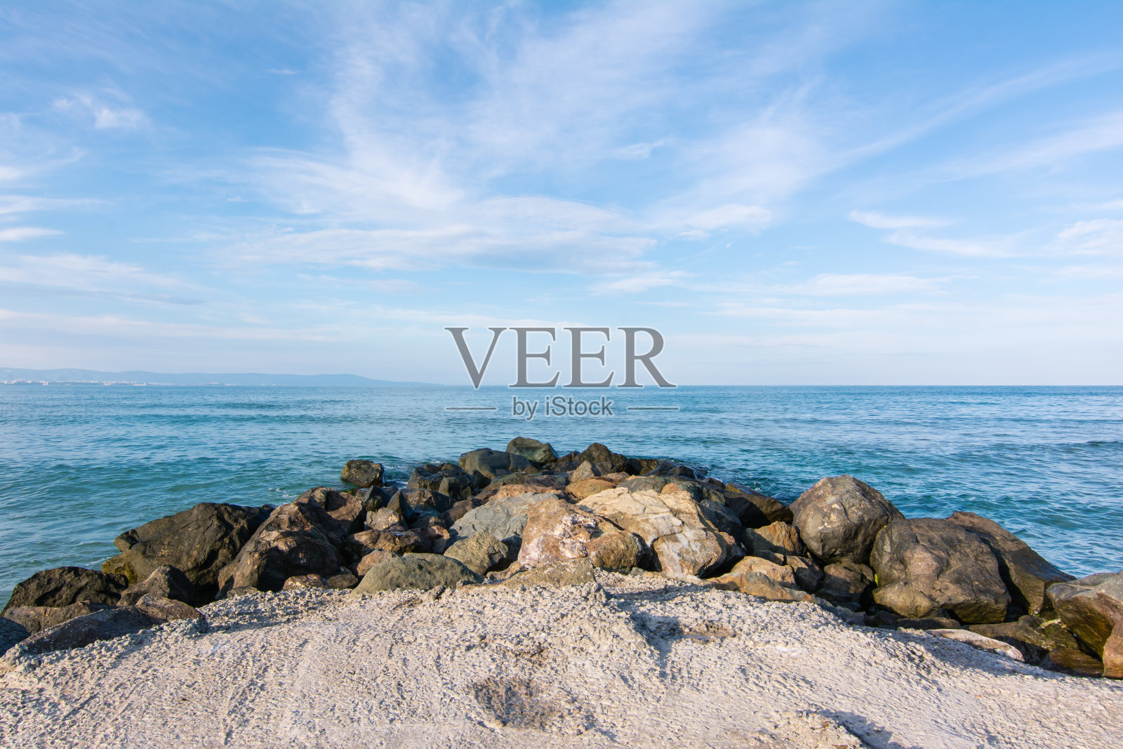 湛蓝的大海映衬着天空照片摄影图片