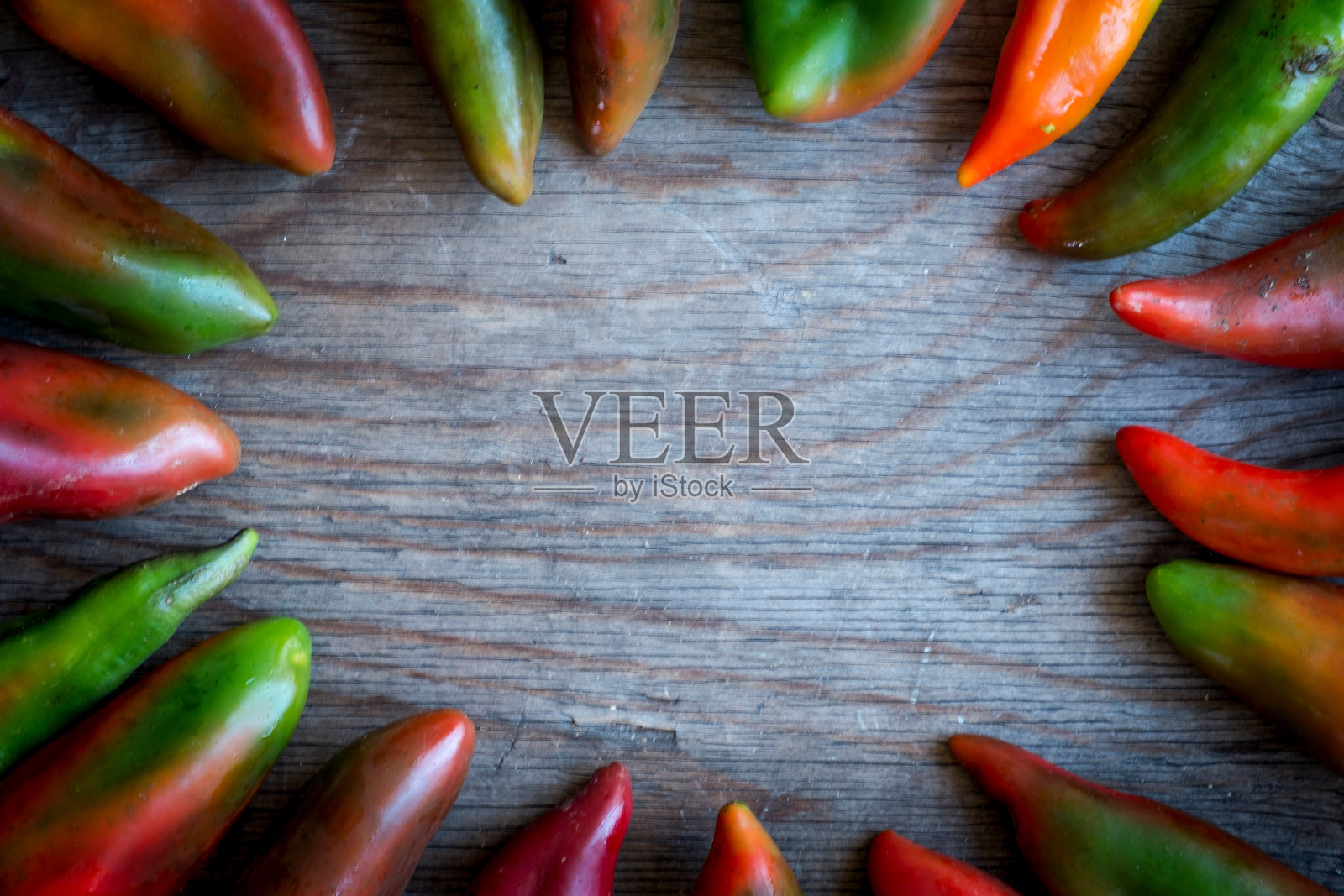 正上方的辣椒镜头摆放在桌子上照片摄影图片