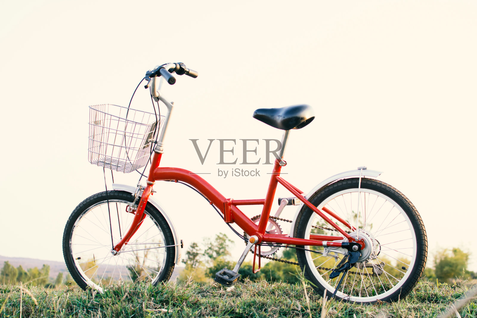 自行车对着天空照片摄影图片