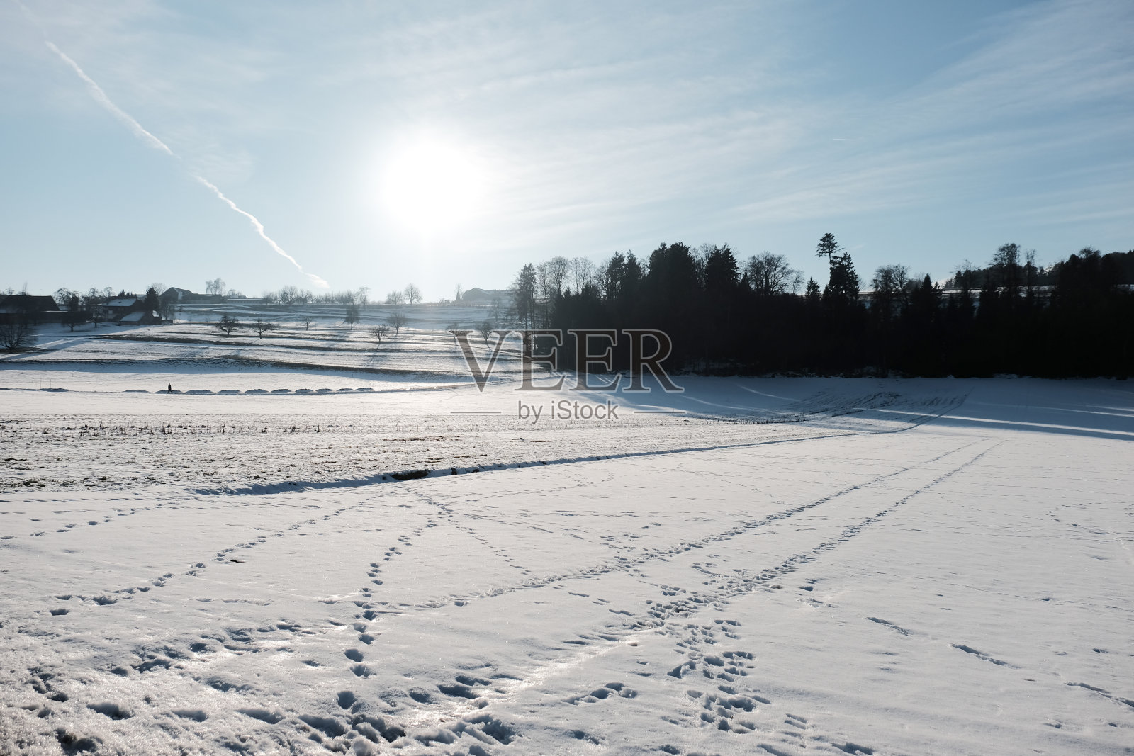 冬天的天空衬托下的风景照片摄影图片
