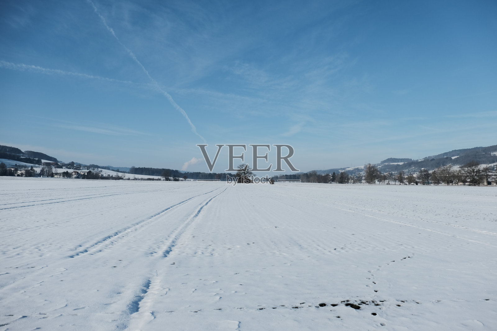 白雪覆盖的景观对着天空照片摄影图片