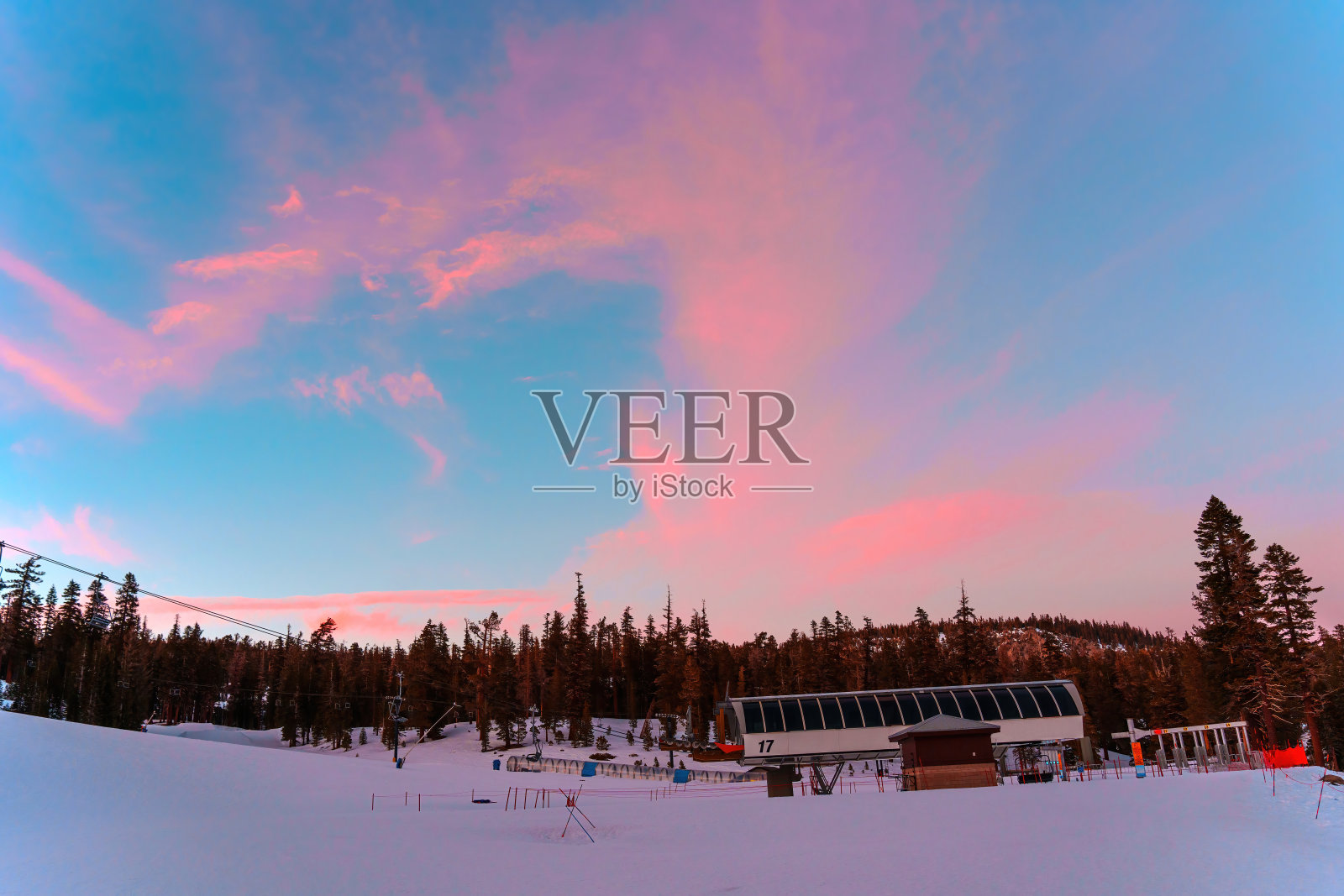 日落的猛犸山滑雪场照片摄影图片