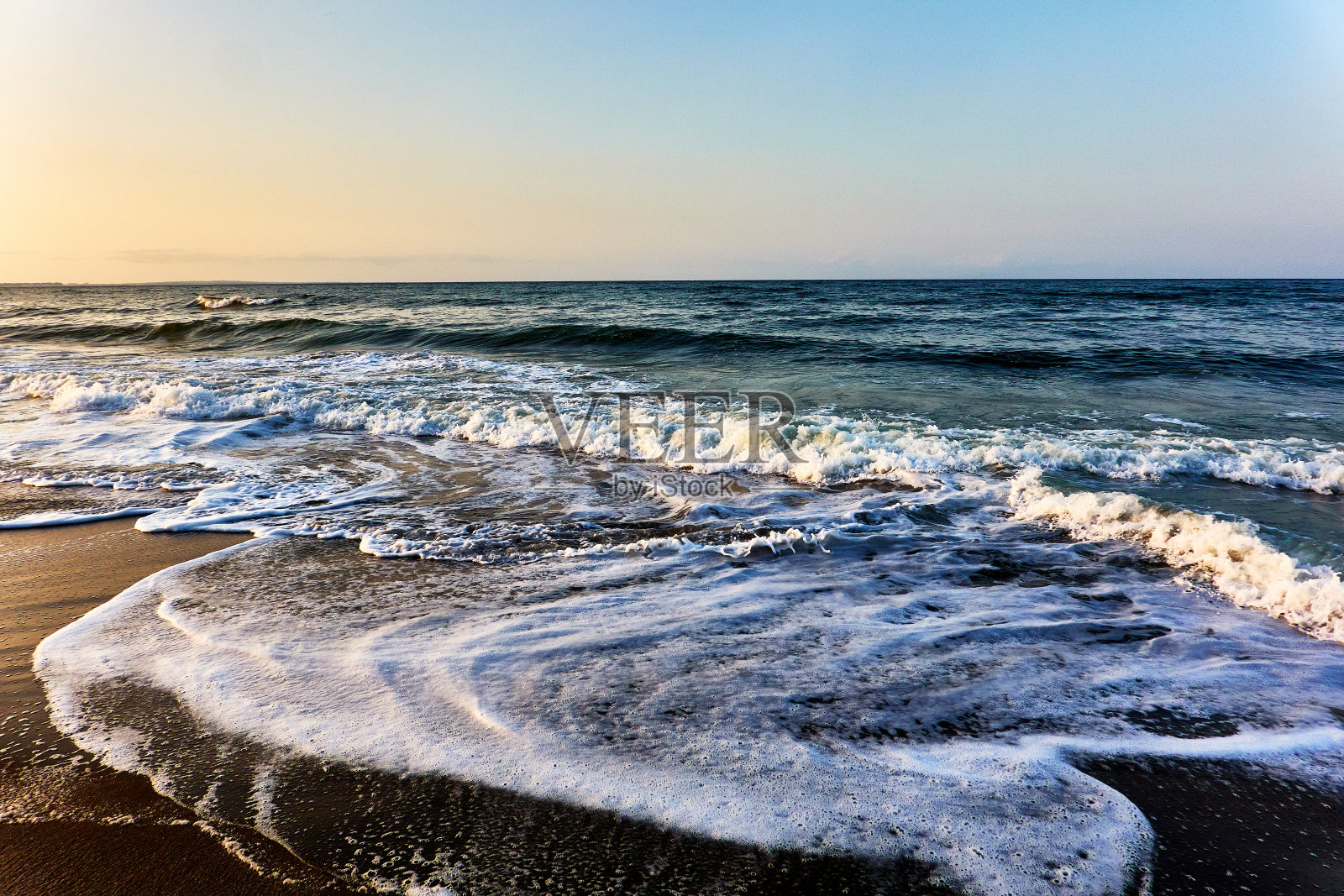 日出时海滩风景优美照片摄影图片